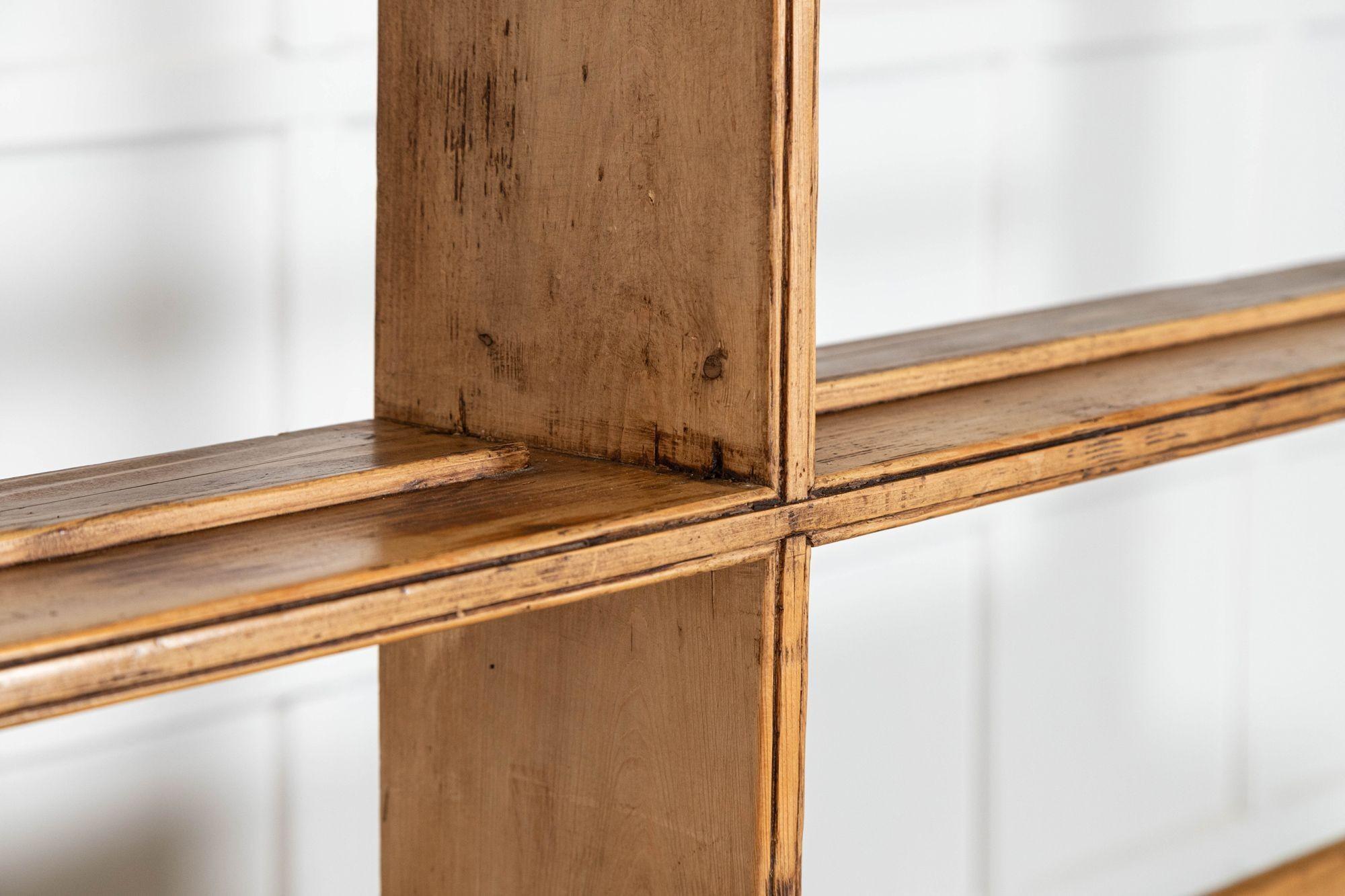 Large 19thC English Vernacular Pine Dresser in vendita 9