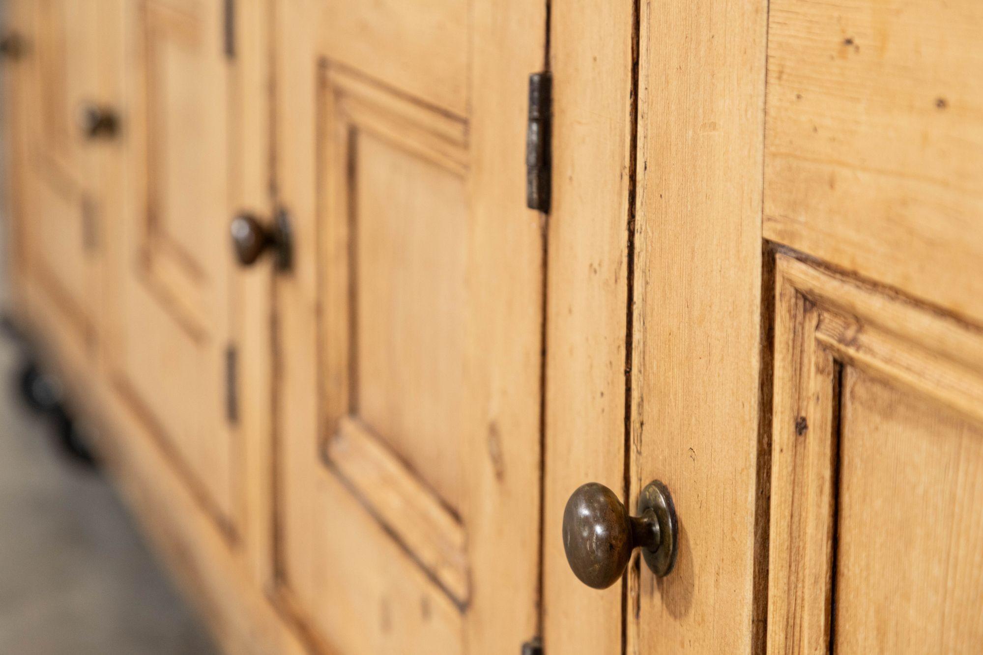 Large 19thC English Vernacular Pine Dresser in vendita 10