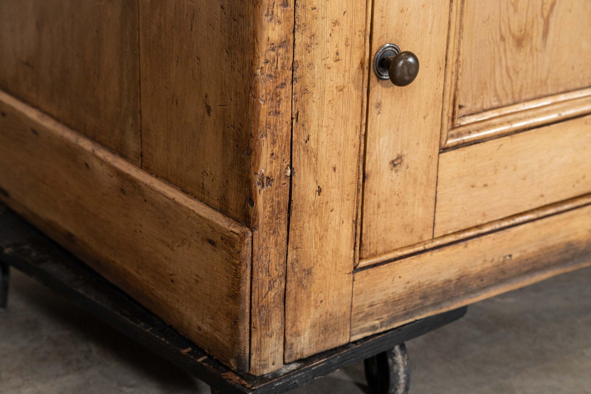 Large 19thC English Vernacular Pine Dresser in vendita 11