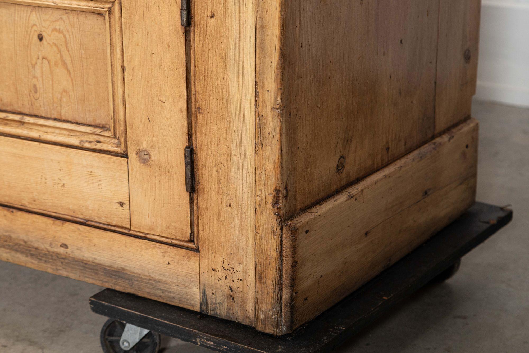 Large 19thC English Vernacular Pine Dresser in vendita 12