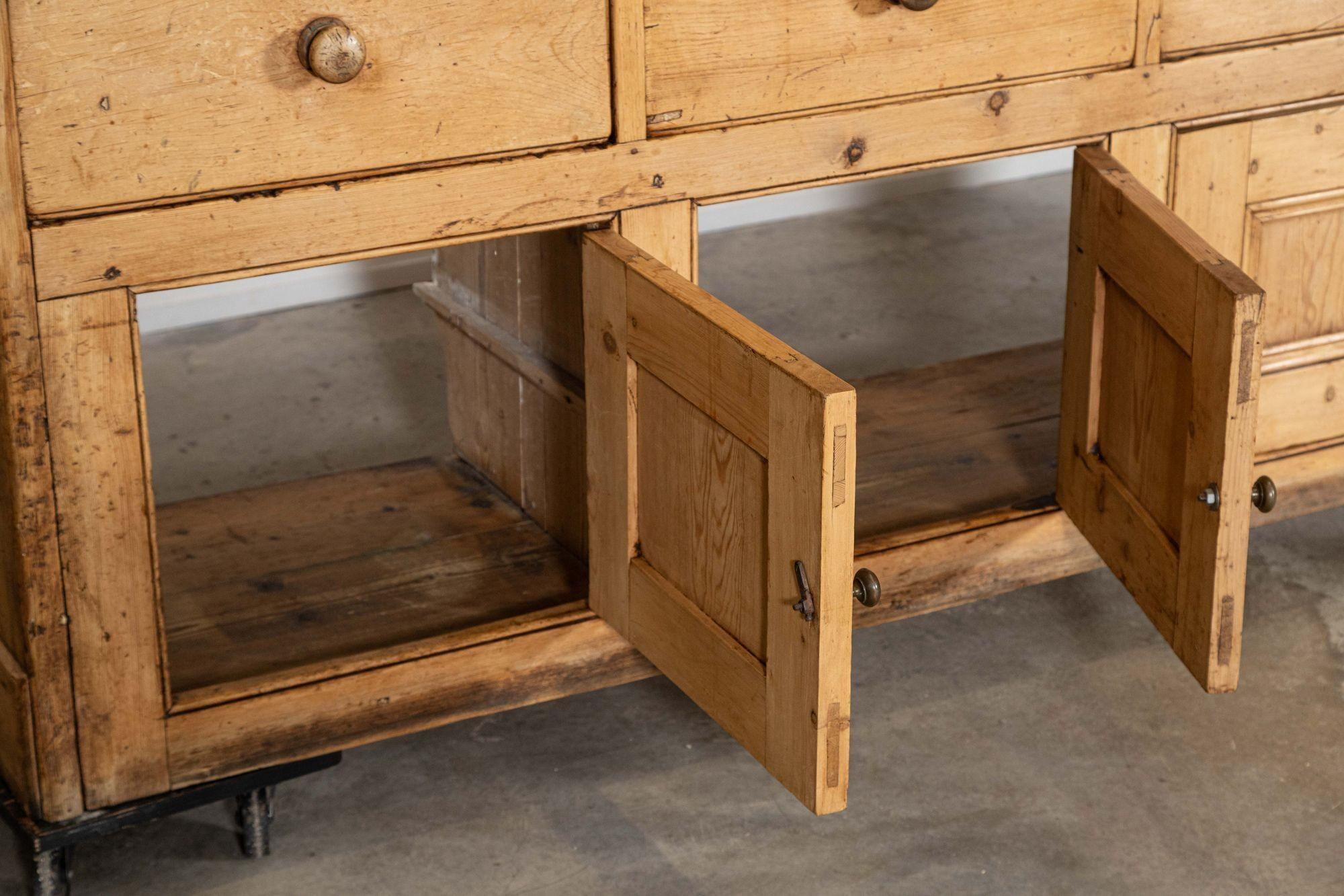 Large 19thC English Vernacular Pine Dresser in vendita 13