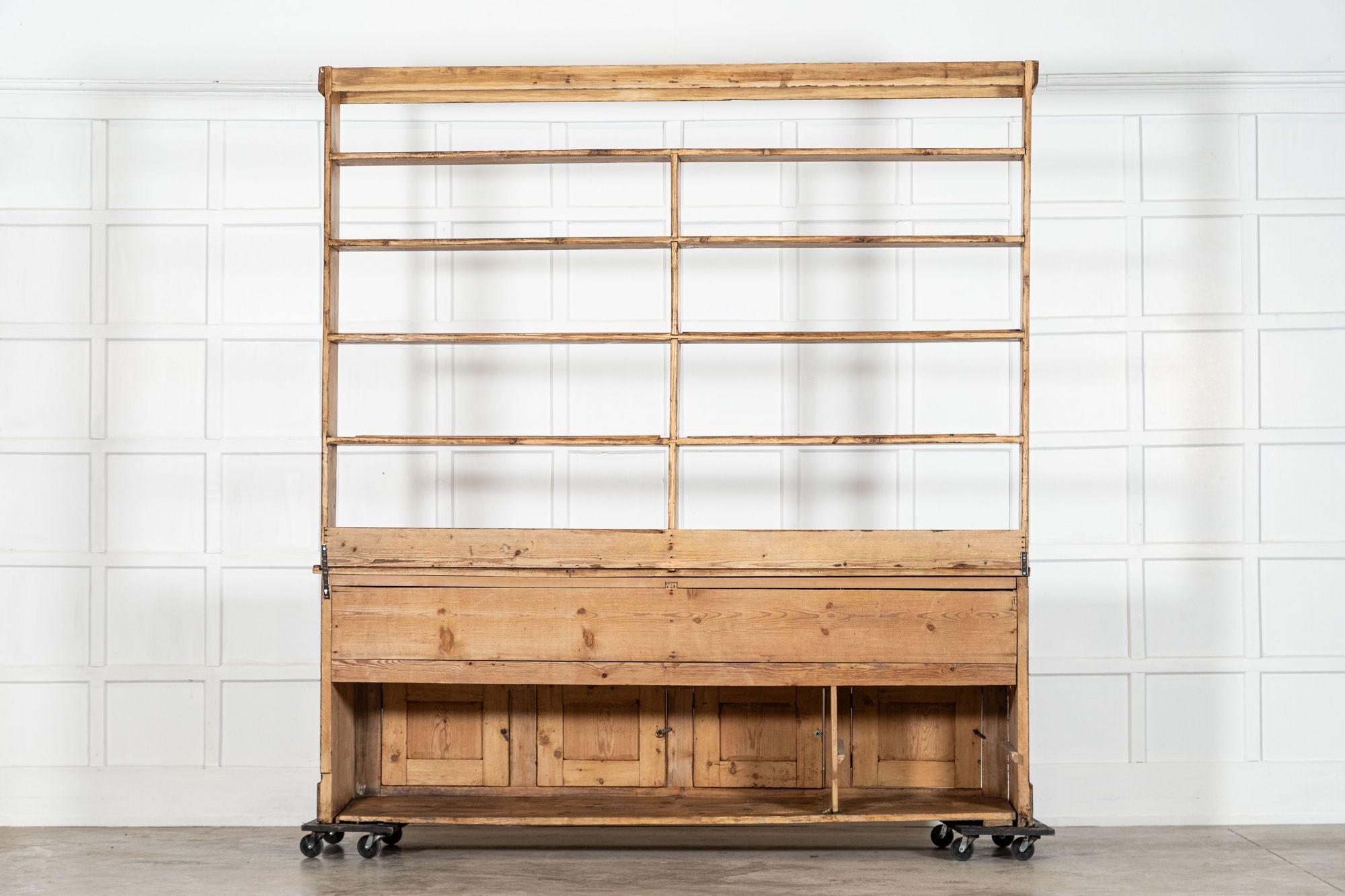 Large 19thC English Vernacular Pine Dresser in vendita 14