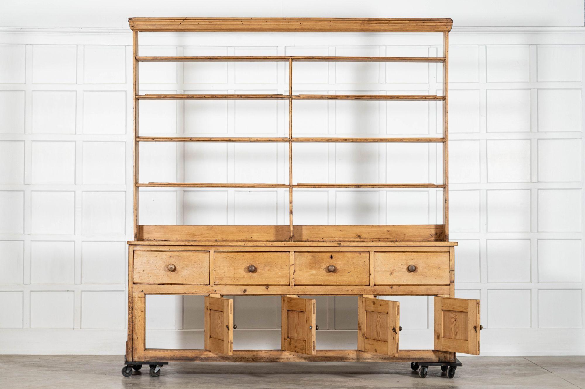 circa 1830
Grande cassettone in pino vernacolare inglese del XIX secolo
sku 2156
Insieme L227 x P54,5 x H243,5 cm
Base L227 x P54,5 x H83 cm
Top L226 x P18 x H160,5 cm
Profondità del ripiano interno superiore 17.5 cm
Peso 118 Kg