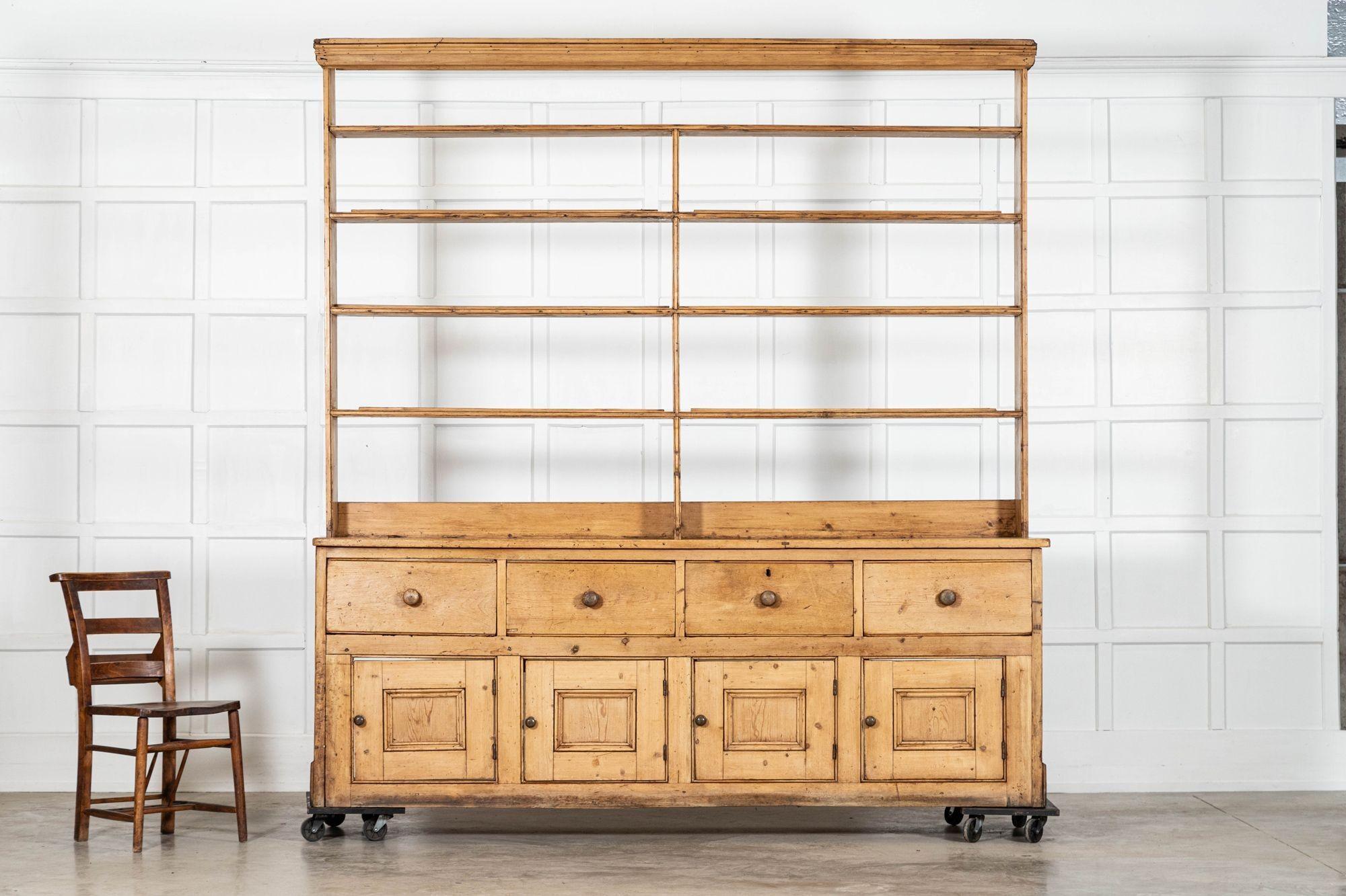 XIX secolo Large 19thC English Vernacular Pine Dresser in vendita