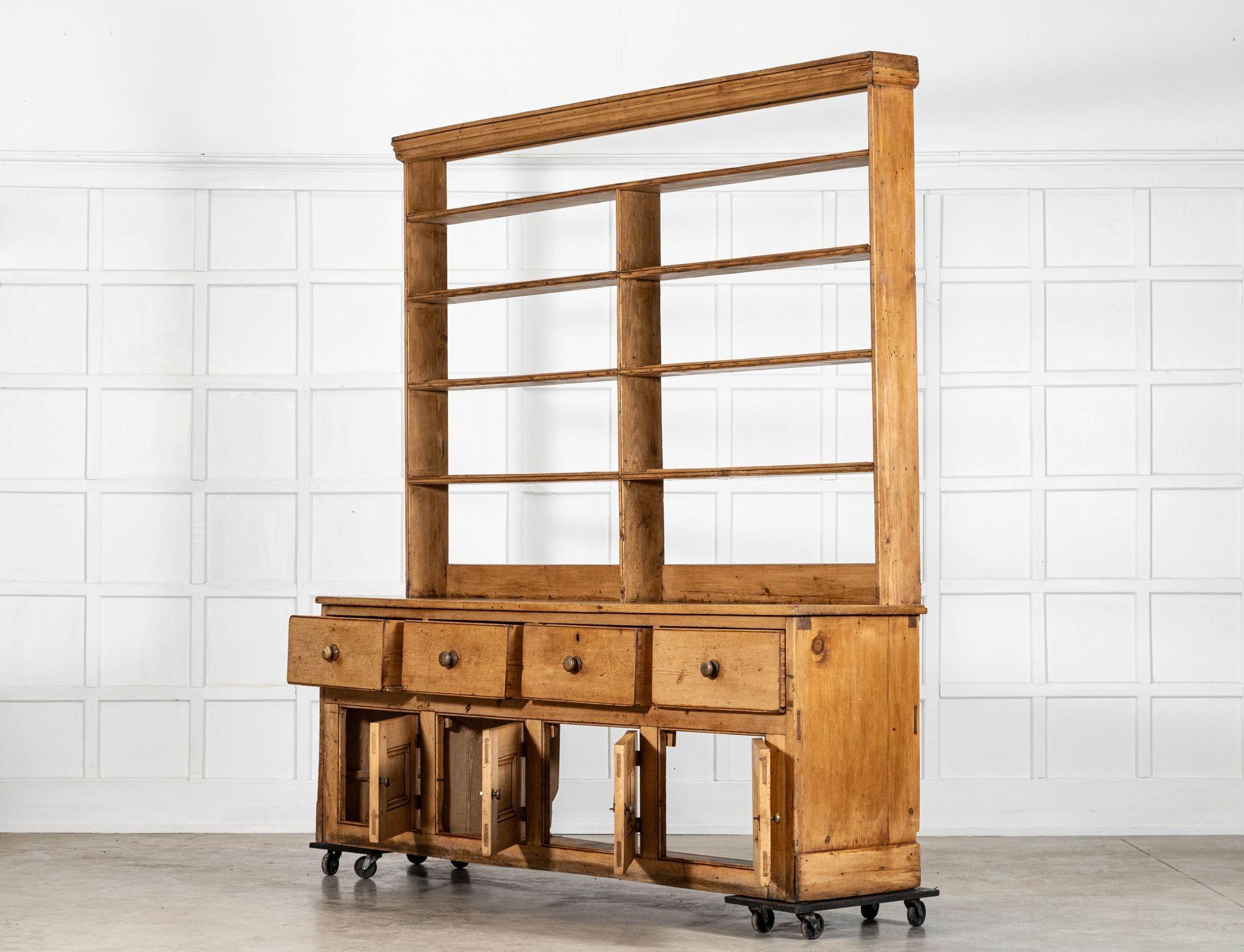 Large 19thC English Vernacular Pine Dresser in vendita 1