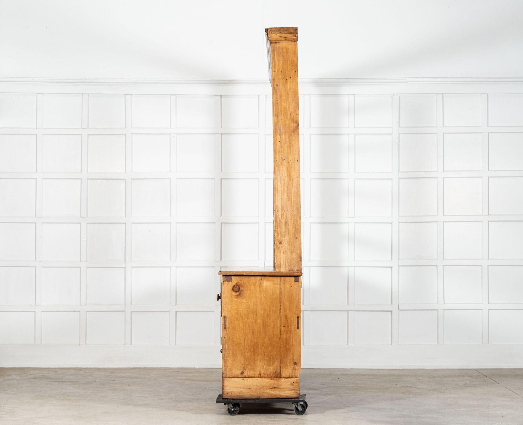 Large 19thC English Vernacular Pine Dresser in vendita 3