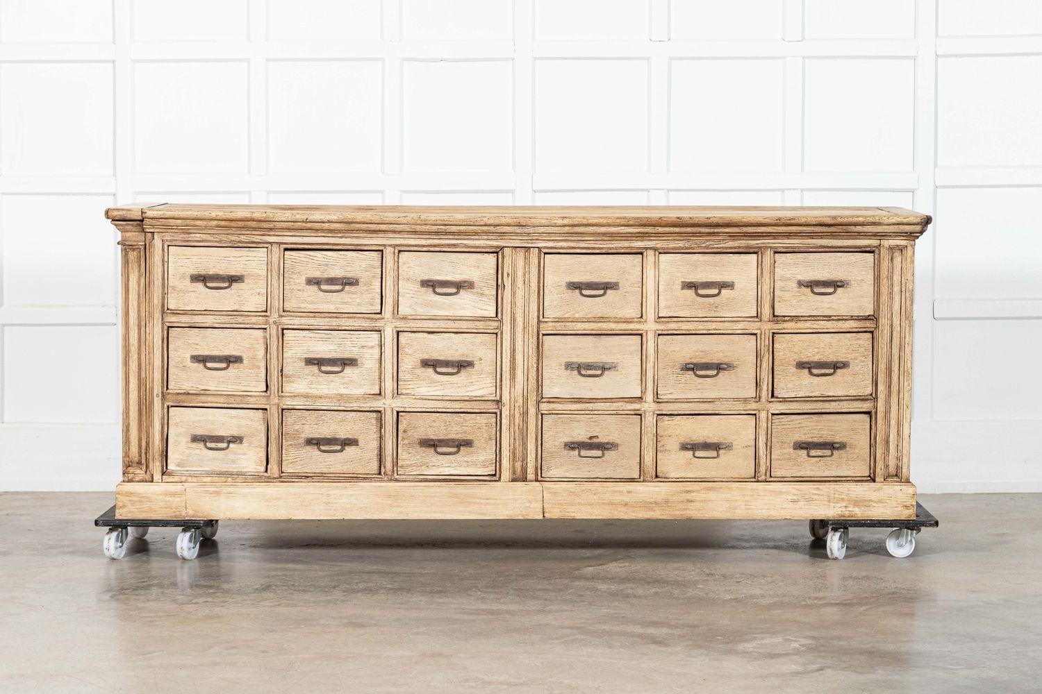circa 1880
Grande bancone / cassettiera in rovere sbiancato francese del XIX secolo
sku 1533
W211 x D60 x H80 cm
Peso 127 kg