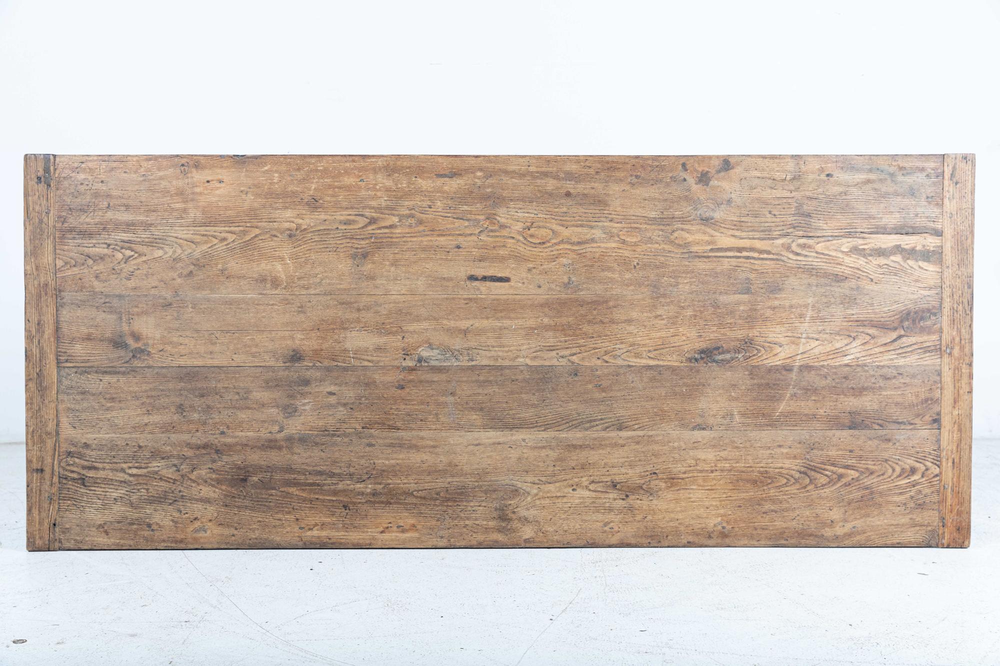 Milieu du XIXe siècle Grande table de réfectoire en orme français du 19e siècle en vente