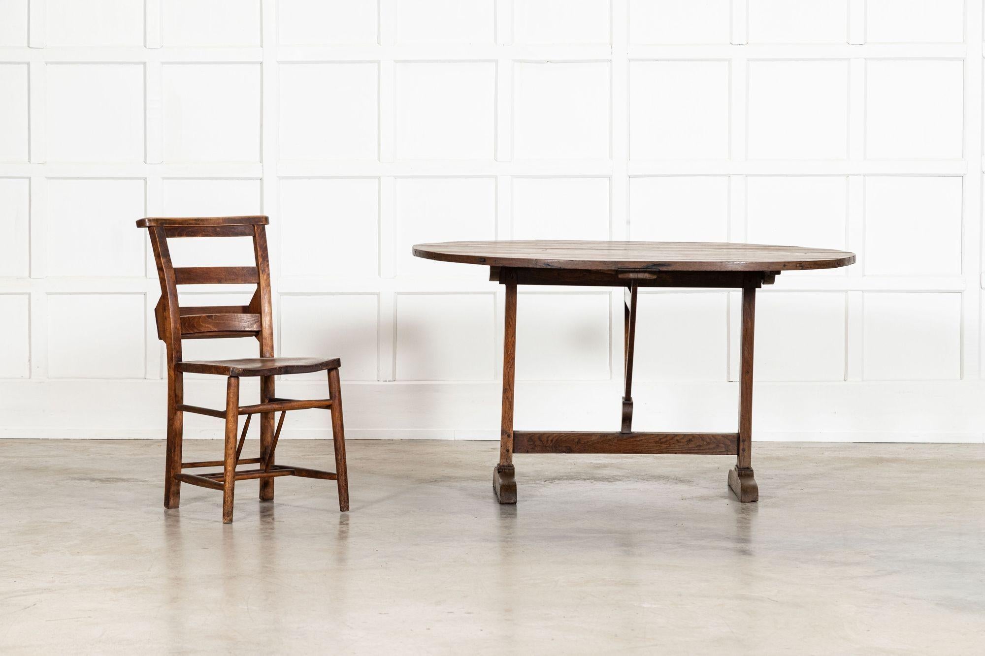 circa 1870
Grande tavolo Vendange in Oak francese del XIX secolo
sku 2074
W130 x D104 x H75 cm
Peso 29Kg