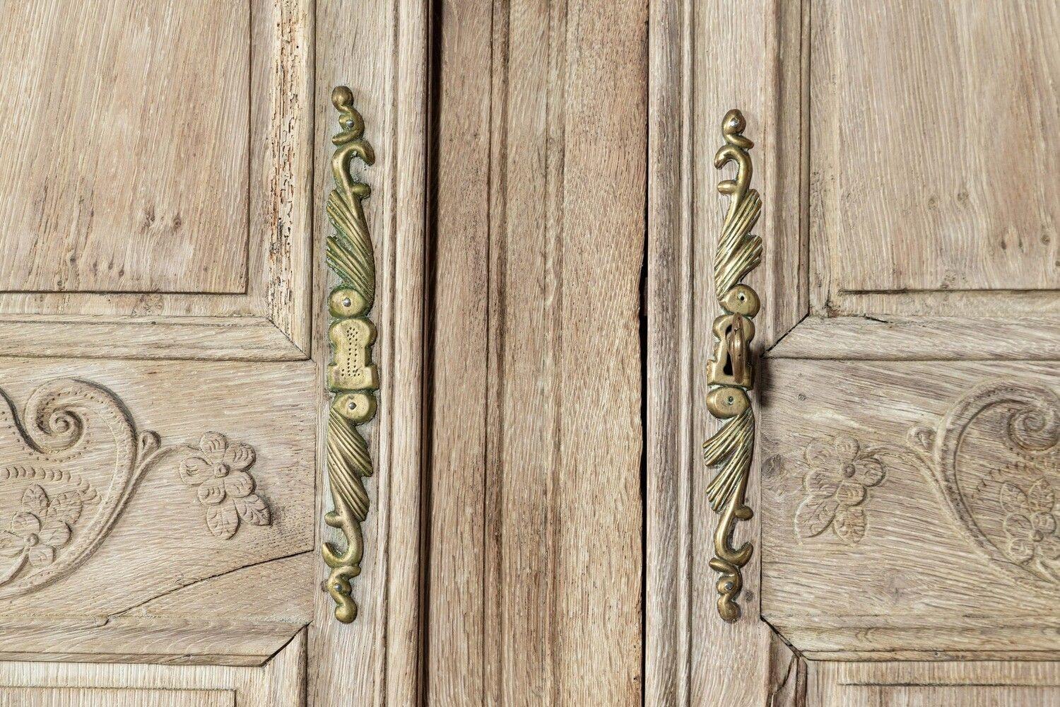 Grande armoire provinciale française du 19e siècle en chêne blanchi en vente 5