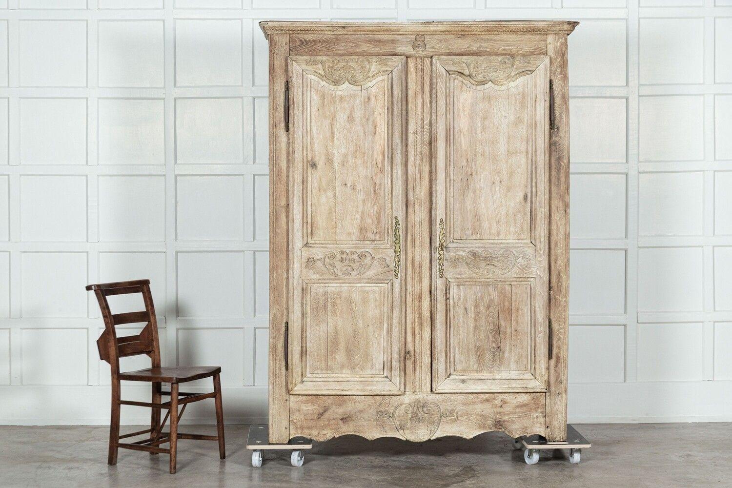Début du XVIIIe siècle Grande armoire provinciale française du 19e siècle en chêne blanchi en vente