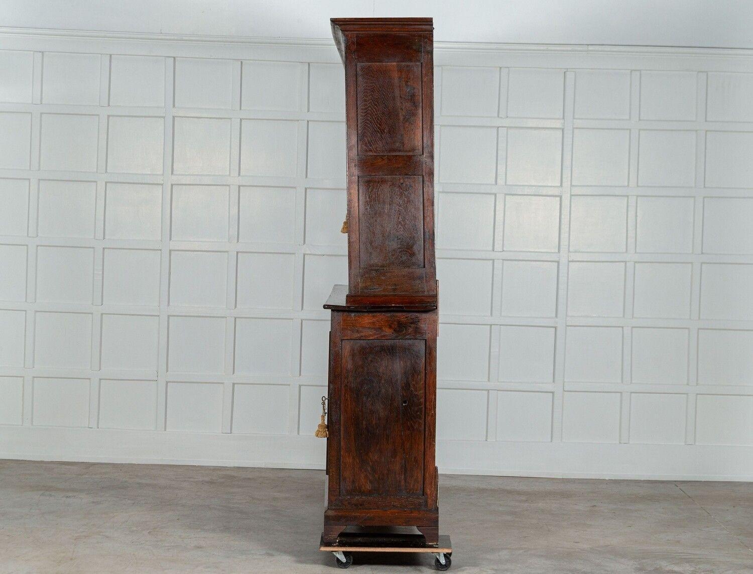 Grande armoire de ménage en chêne et bois fruitier anglais George III du XIXe siècle en vente 1