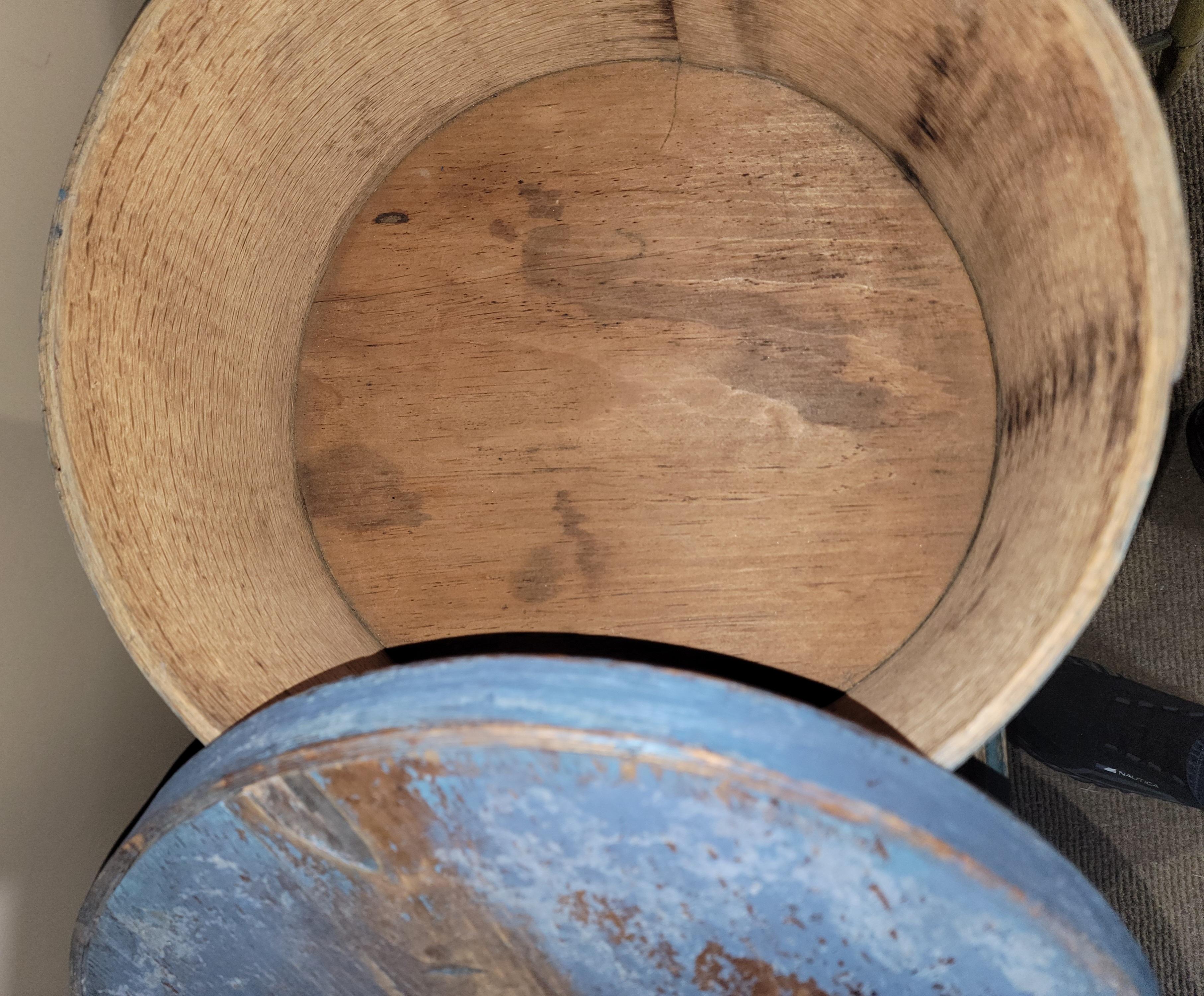 Diese feine & robuste 19. Jh. original pulverblau bemalte Käse- oder Vorratsdose in gutem Zustand ! Diese überlebensgroßen Boxen sind sehr selten mit einer so großen Oberfläche zu finden. Ein echtes Sammlerstück.