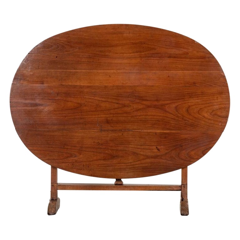 Grande table à vin ovale de vendange en bois fruitier français du 19e siècle