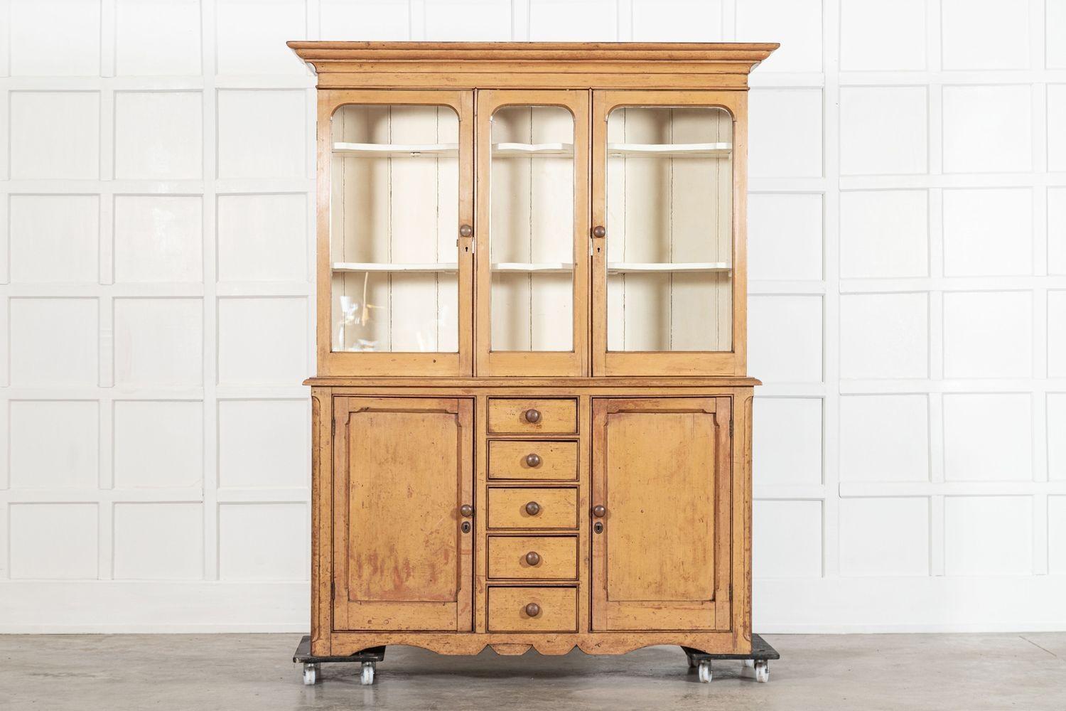 circa 1880
Grande cassettone inglese in pino dipinto e smaltato del XIX secolo
sku 2028
Insieme L161 x P57 x H201 cm
Base L150 x P57 x H91 cm
Profondità interna della base 50 cm
Top L161 x P54,5 x H110 cm
Profondità del ripiano interno superiore 38