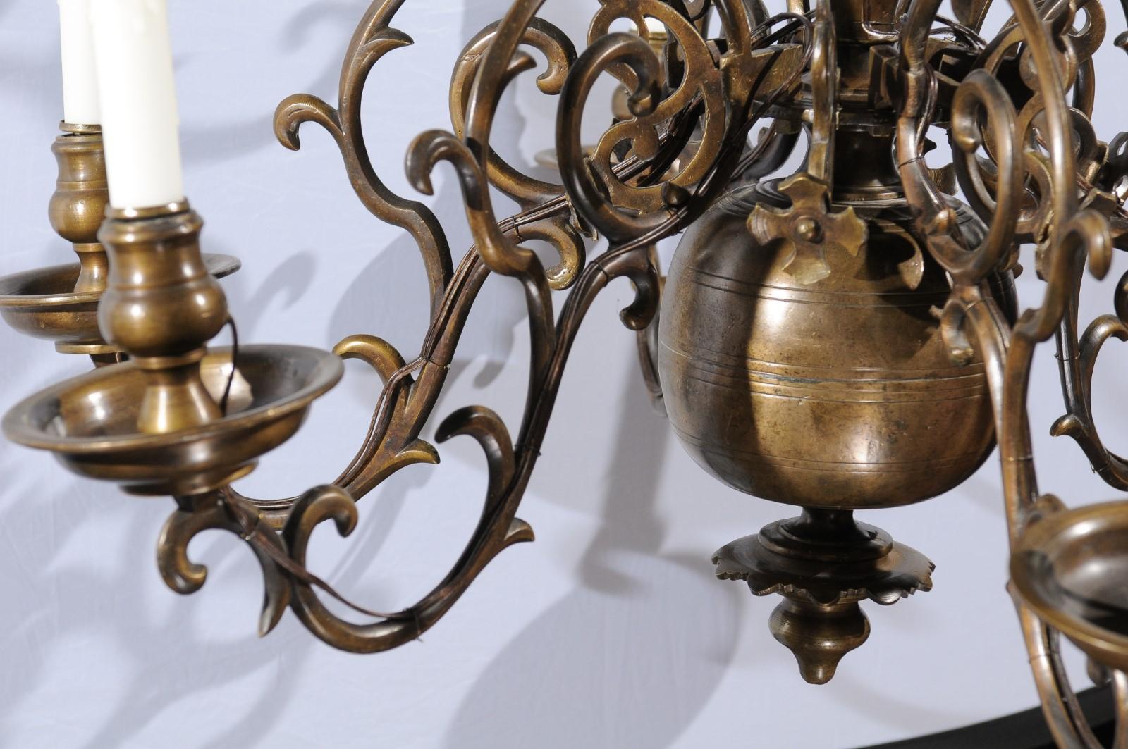 Grand lustre néerlandais à 2 niveaux en laiton avec 12 lampes, 18ème siècle en vente 5