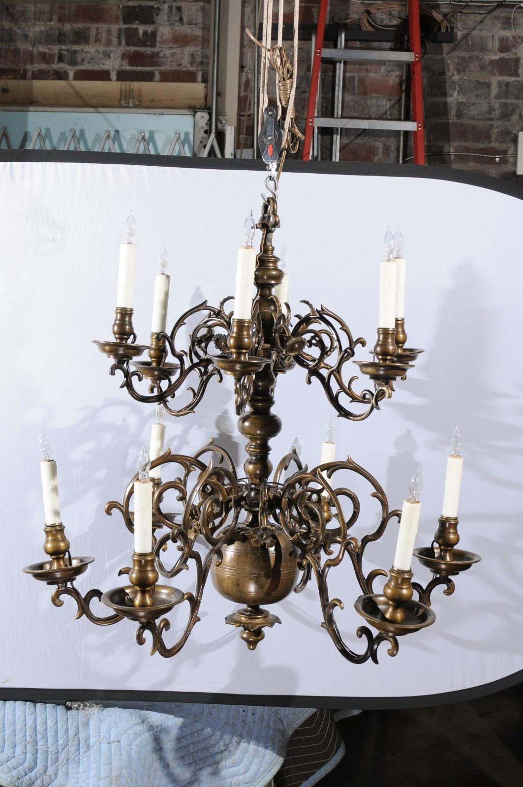 Grand lustre néerlandais à 2 niveaux en laiton avec 12 lampes, 18ème siècle en vente 6