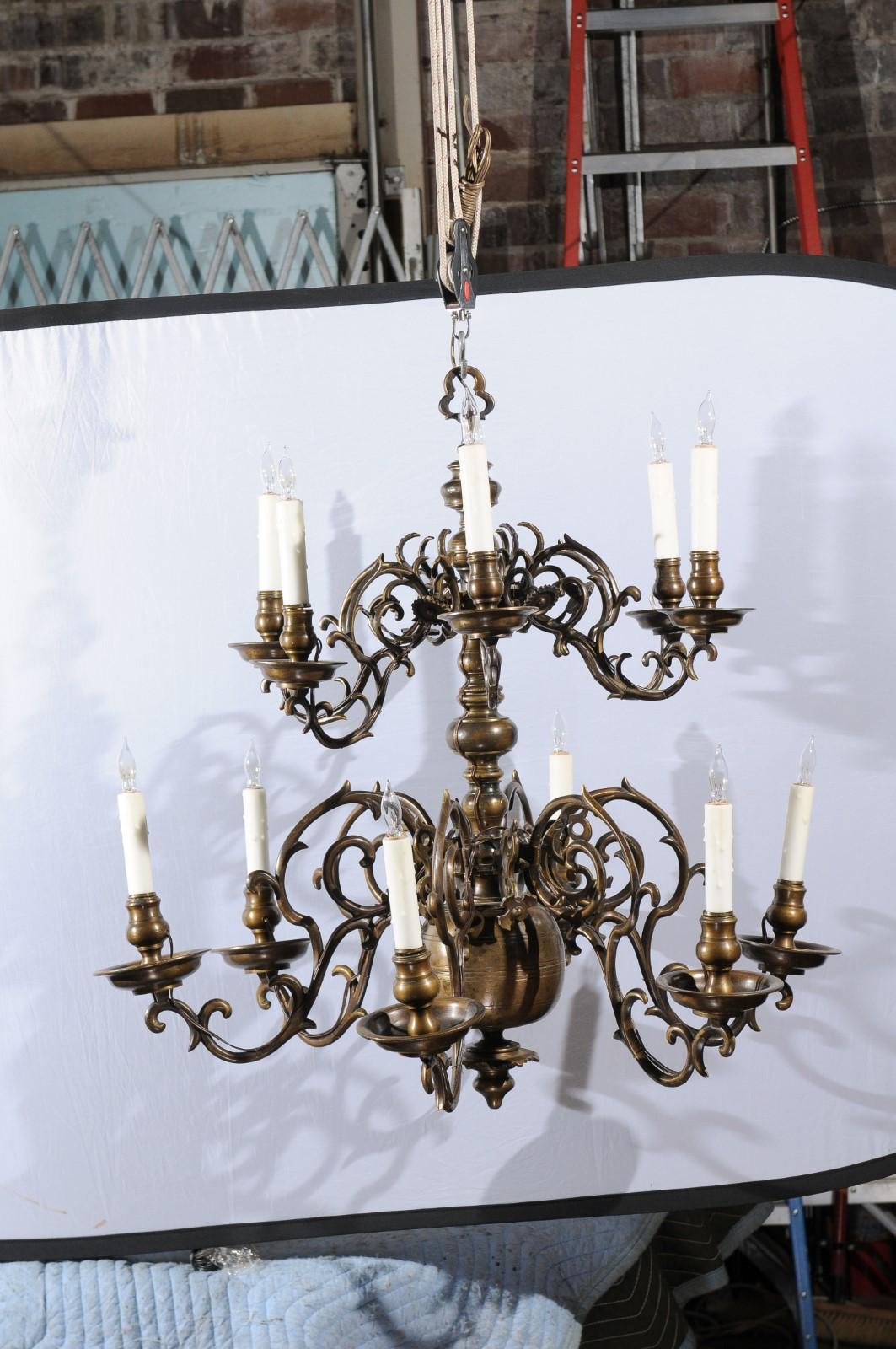 Grand lustre hollandais en laiton à 2 étages et 12 lumières du 18e siècle.
