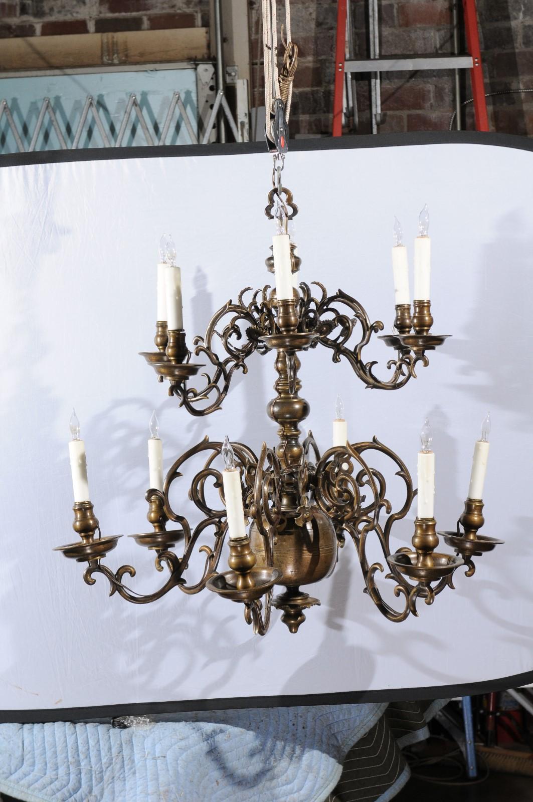 Néerlandais Grand lustre néerlandais à 2 niveaux en laiton avec 12 lampes, 18ème siècle en vente