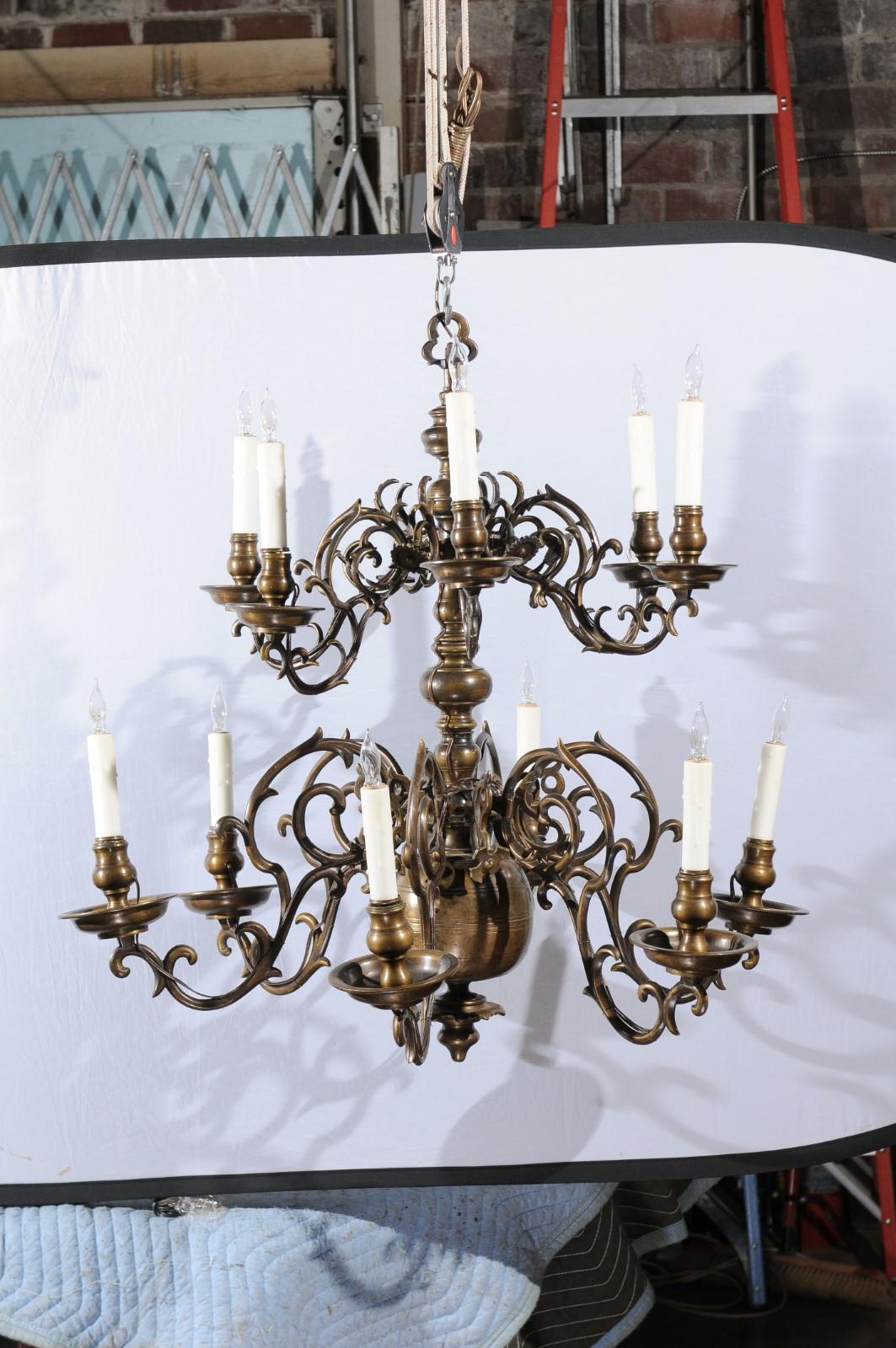 Grand lustre néerlandais à 2 niveaux en laiton avec 12 lampes, 18ème siècle Bon état - En vente à Atlanta, GA