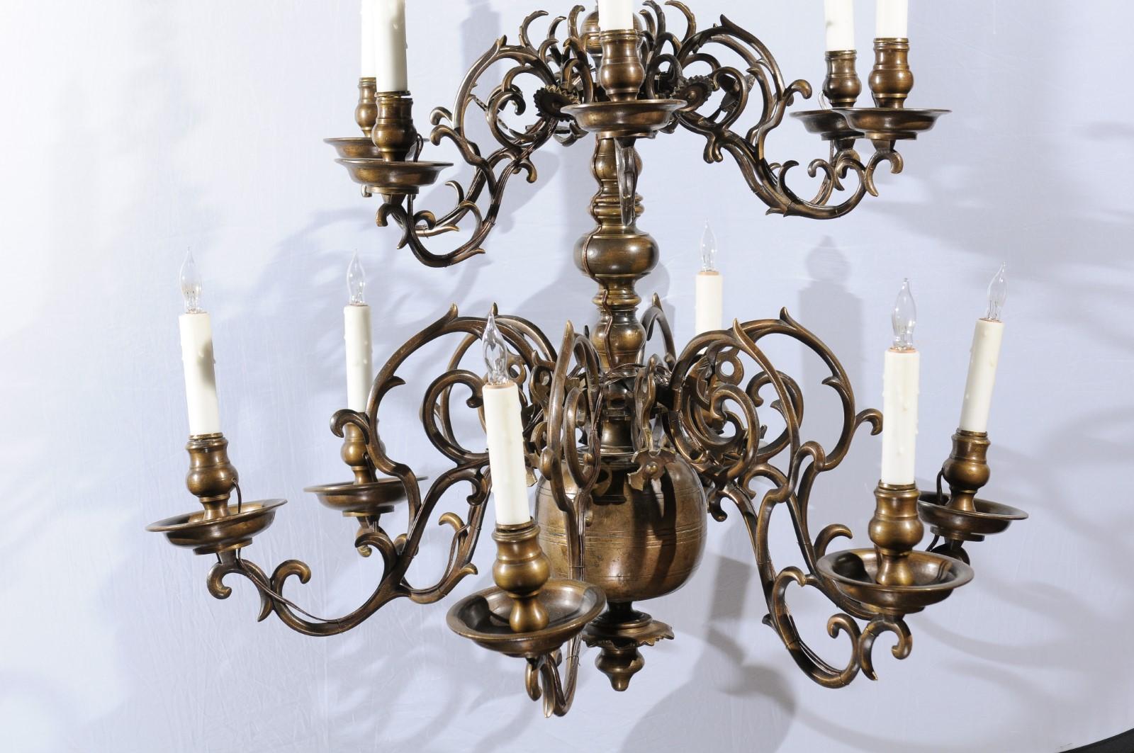 Laiton Grand lustre néerlandais à 2 niveaux en laiton avec 12 lampes, 18ème siècle en vente