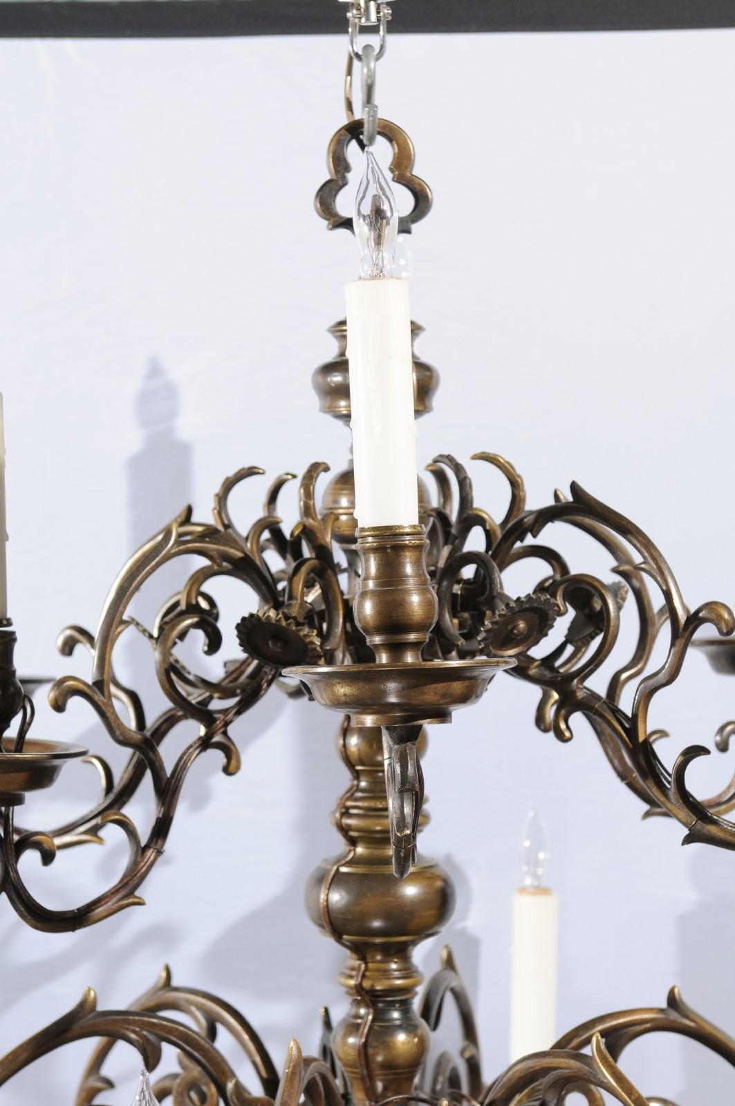 Grand lustre néerlandais à 2 niveaux en laiton avec 12 lampes, 18ème siècle en vente 2