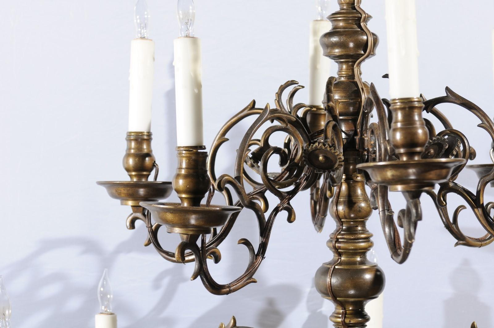 Grand lustre néerlandais à 2 niveaux en laiton avec 12 lampes, 18ème siècle en vente 3