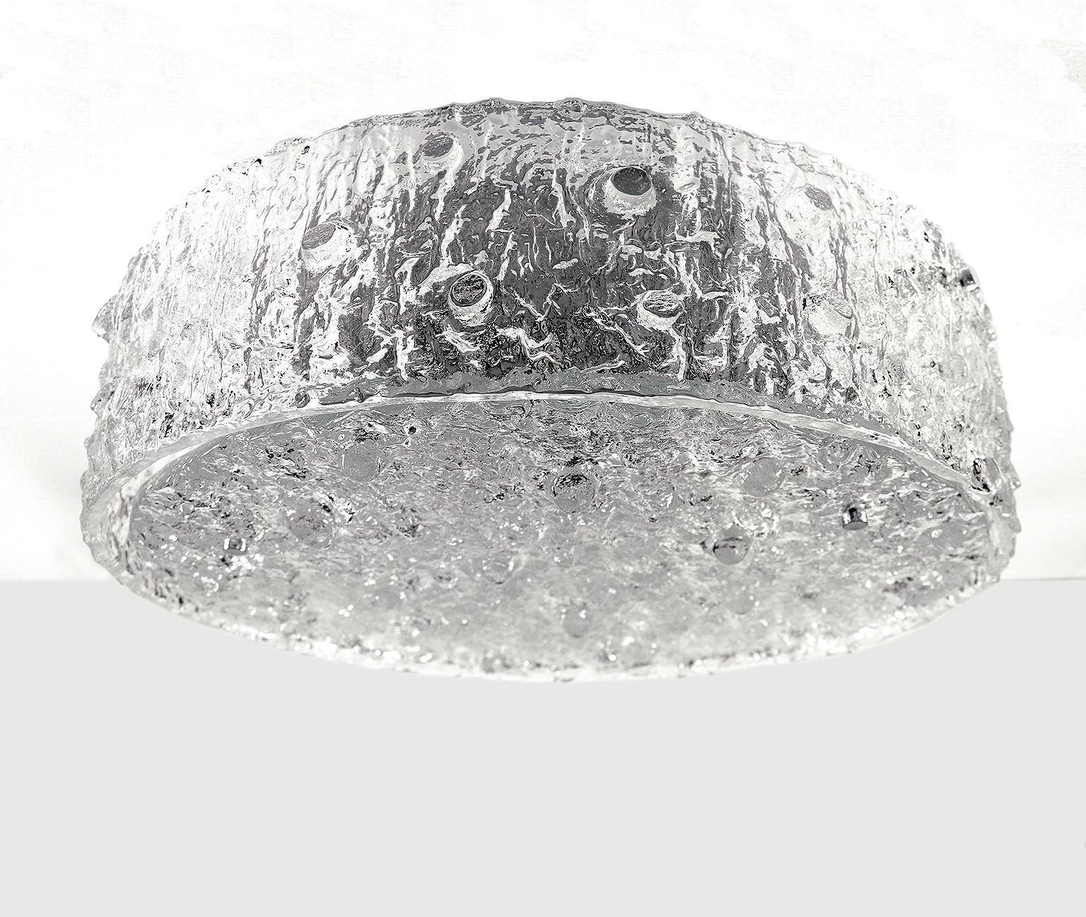 Beautiful round ceiling light made of Murano ice glass, mounted on a partially chrome-plated metal frame. Chandelier illuminates beautifully and offers a lot of light. Gem from the time. With this light you make a clear statement in your interior