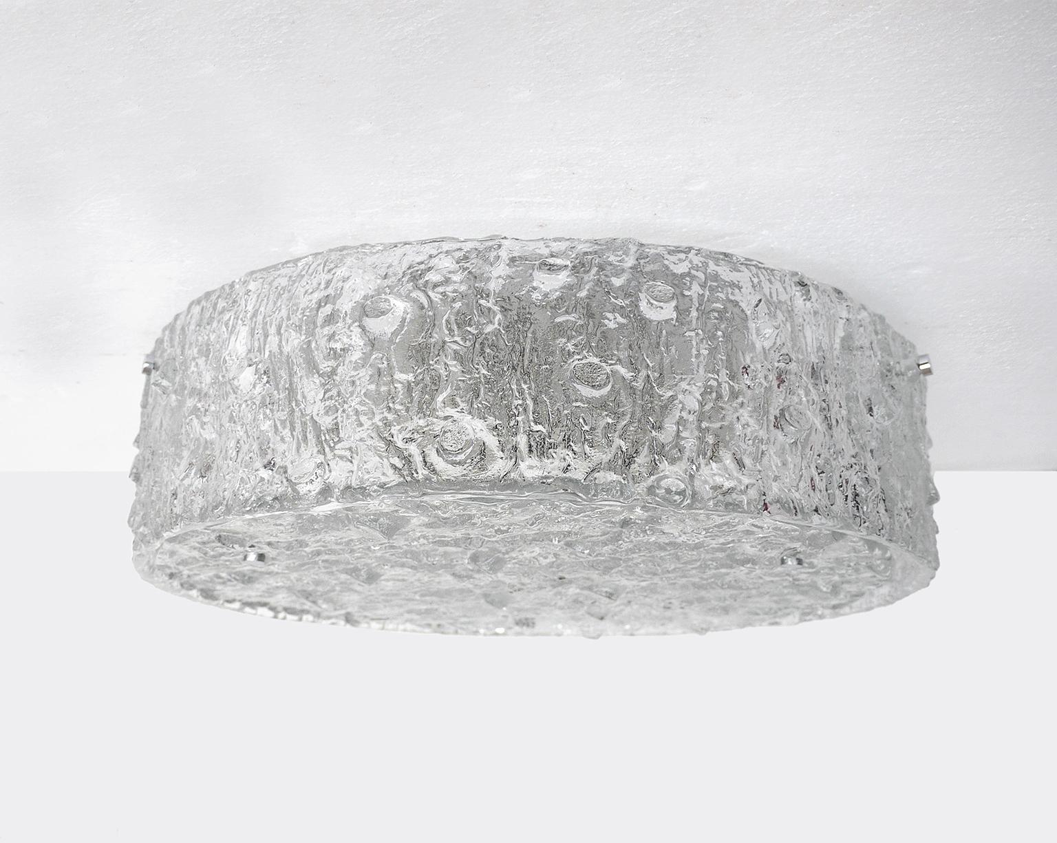 Milieu du XXe siècle Grand lustre encastré de 20 pouces en verre de Murano glacé de Doria, Allemagne, années 1960 en vente
