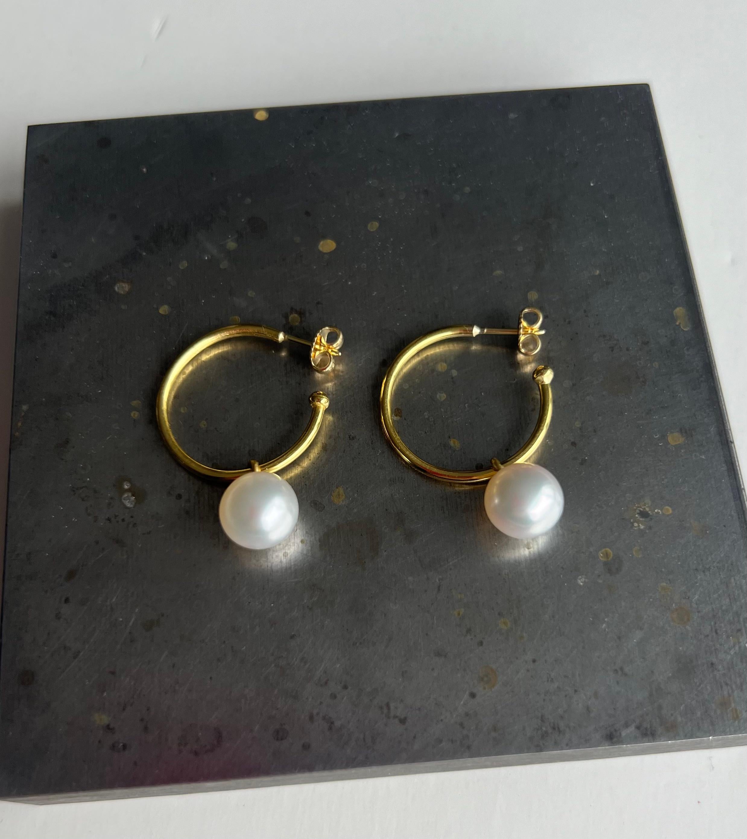 Large 20 Karat hoops with South Sea white Pearls In New Condition For Sale In New York, NY