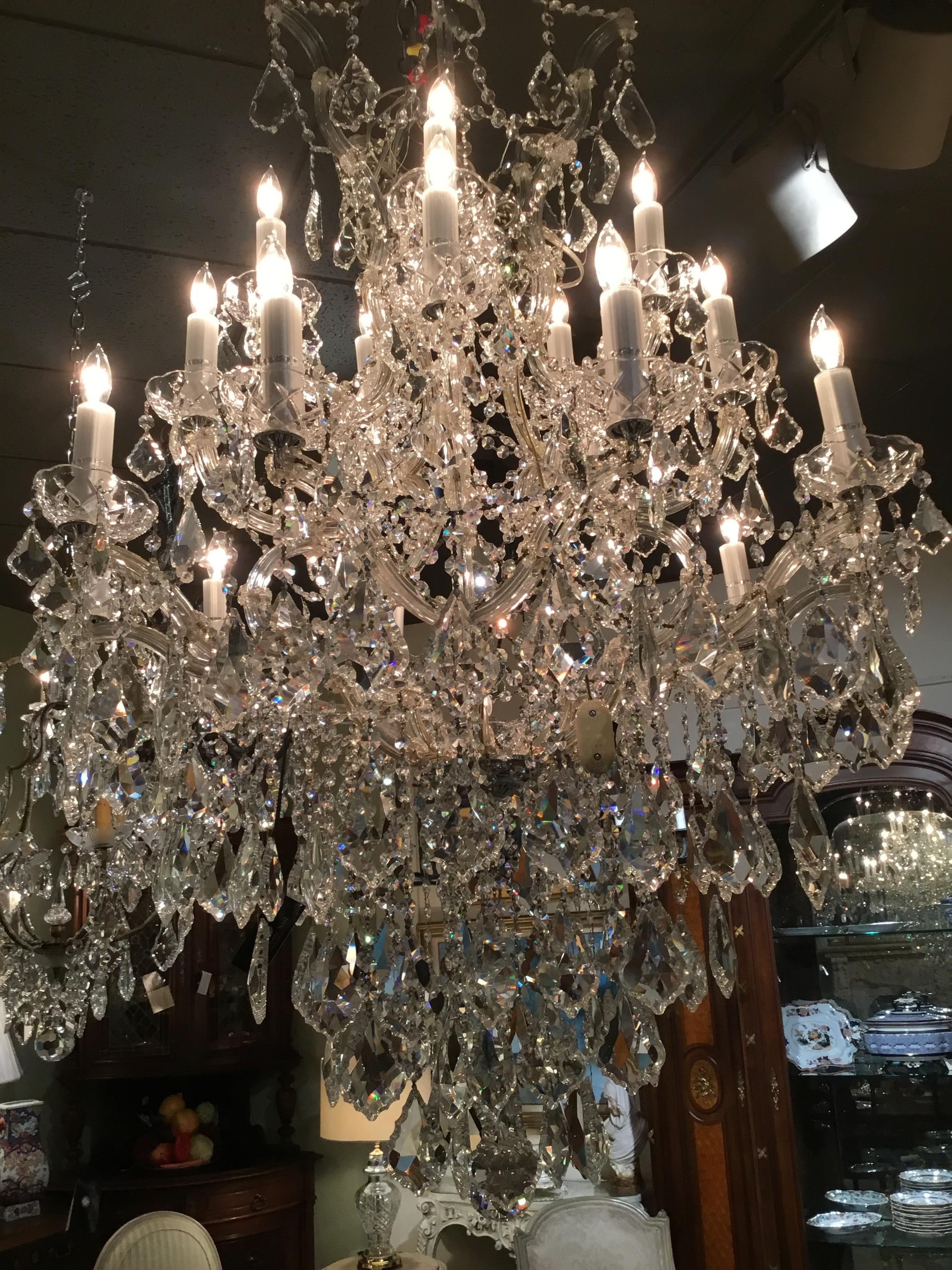 Large and beautiful piece that has exquisite crystal that casts a very colorful spectrum
of light! Tiered crystal that culminates to a central ball. Draping of crystal enhances the
total look of this spectacular chandelier. It has 3 tiers of