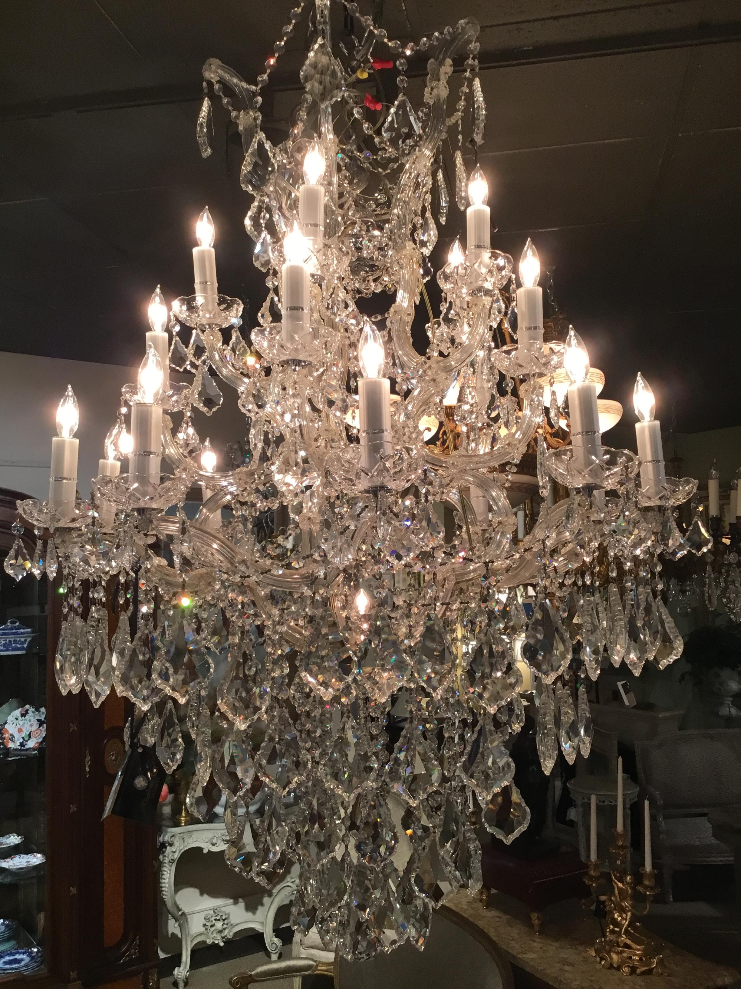 Large 20-Light Crystal French Style Chandelier with Glass Arms In Good Condition In Houston, TX