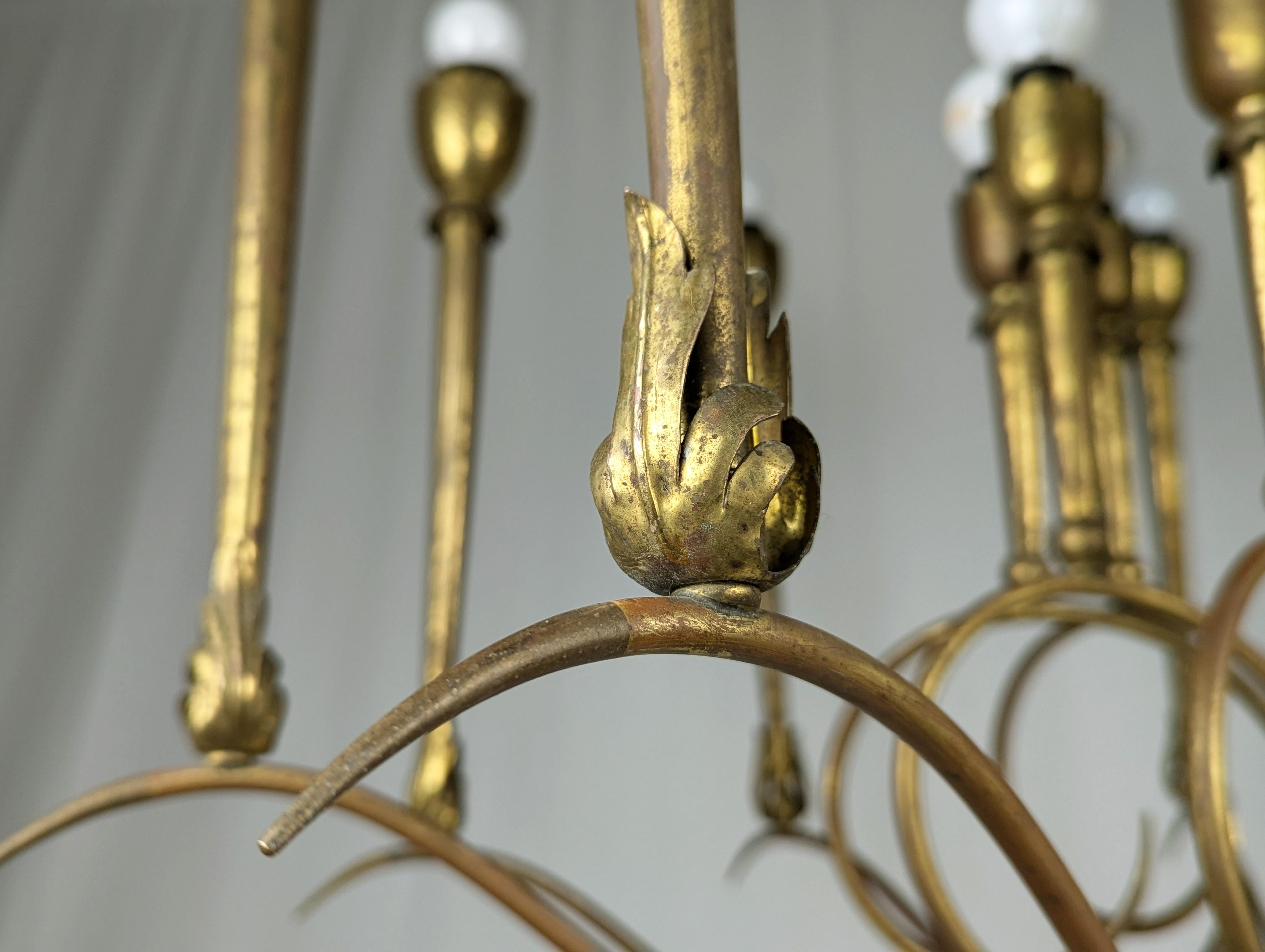 Grande lampadario italiano a 20 luci in ottone degli anni '40 in vendita 3
