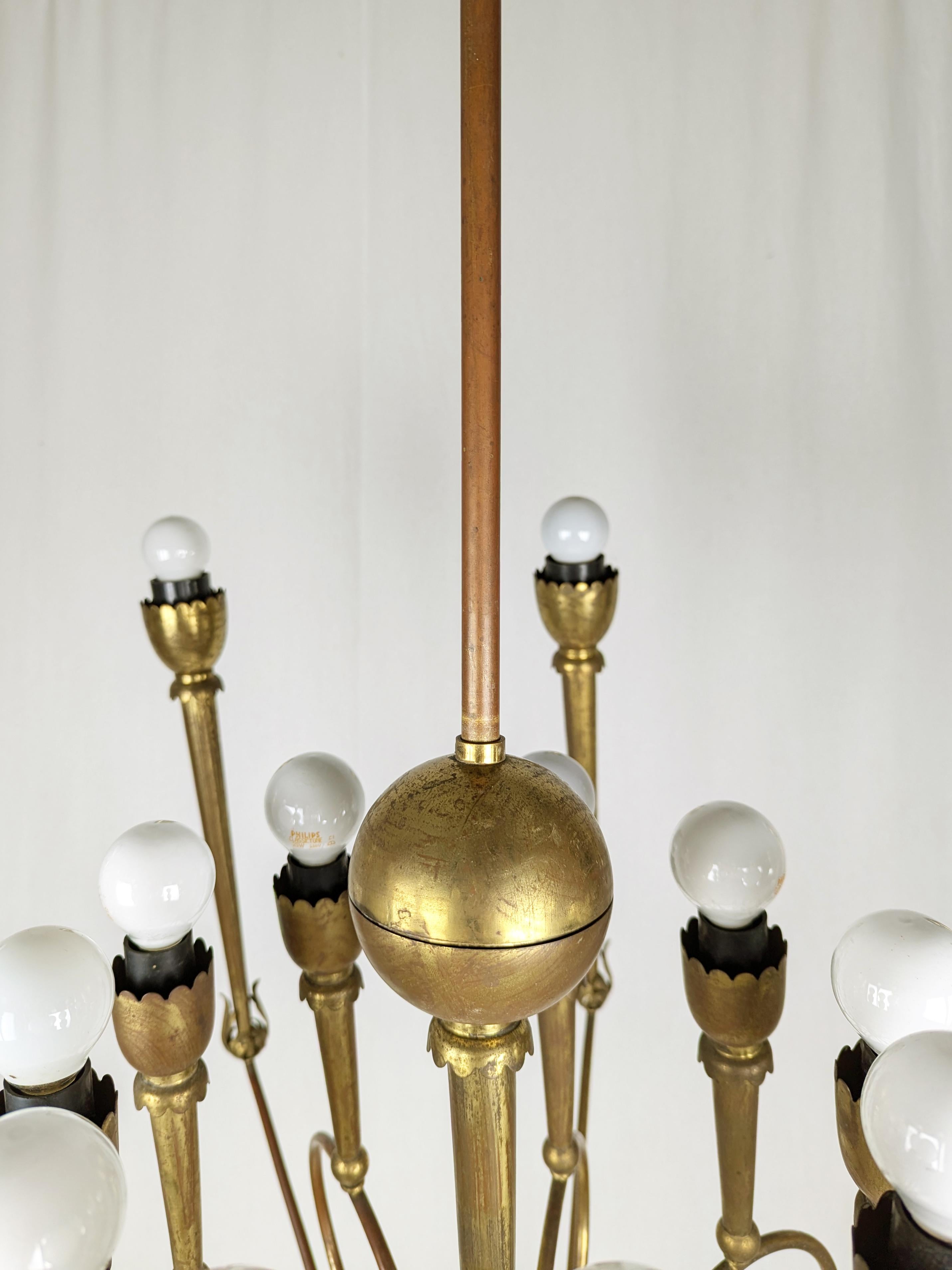 Grande lampadario italiano a 20 luci in ottone degli anni '40 in vendita 4