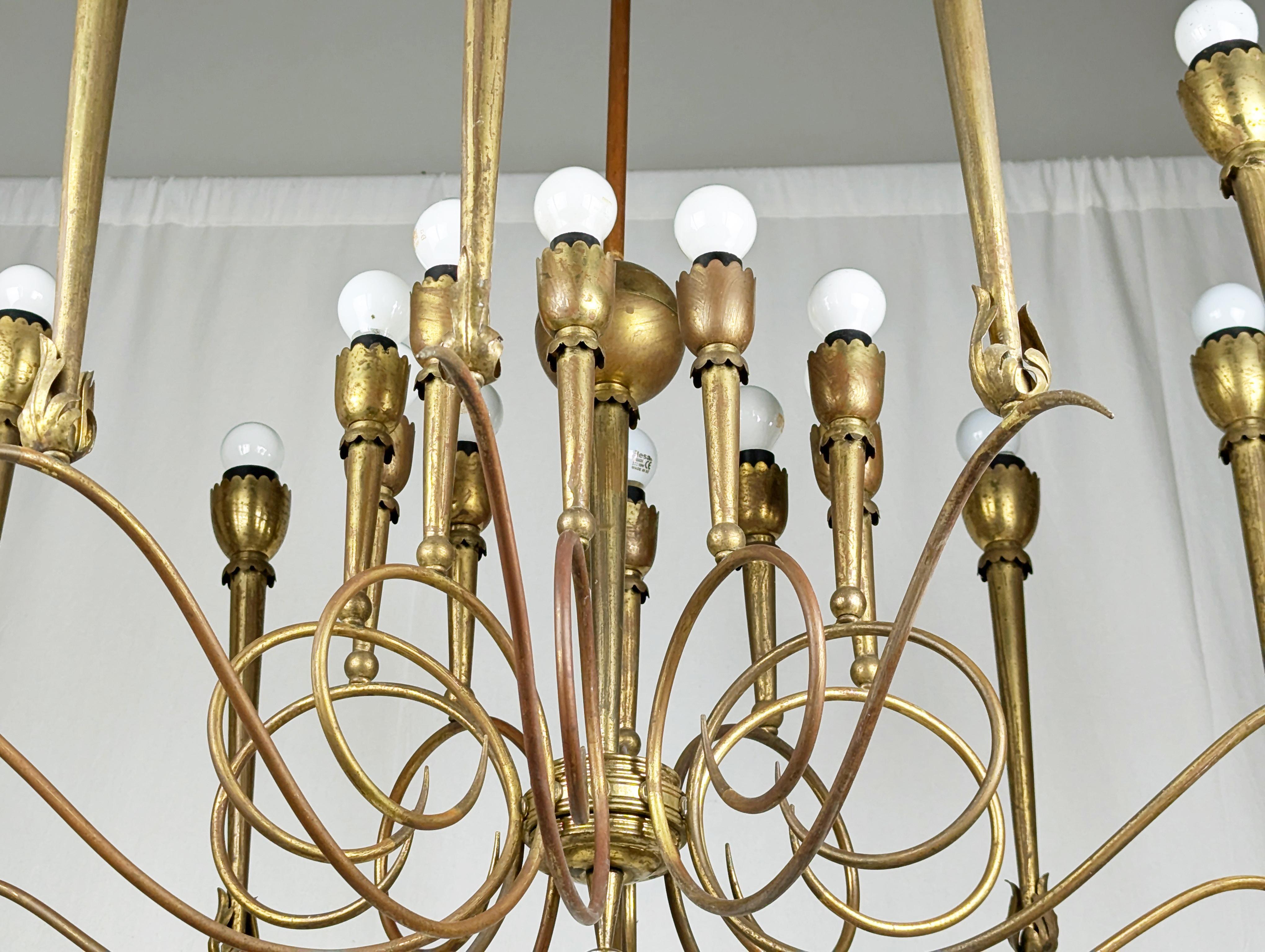 Italiano Grande lampadario italiano a 20 luci in ottone degli anni '40 in vendita