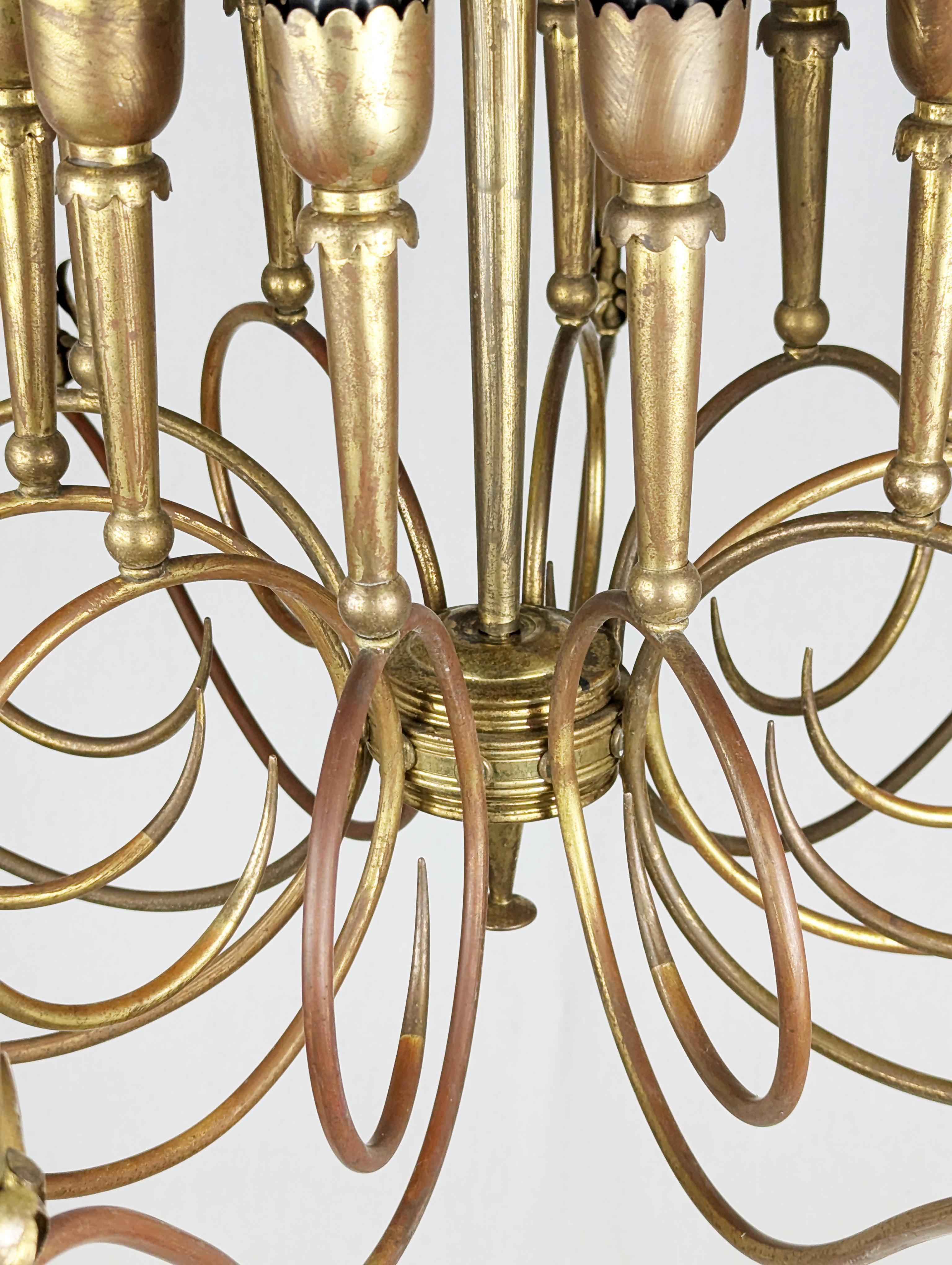 Fatto a mano Grande lampadario italiano a 20 luci in ottone degli anni '40 in vendita