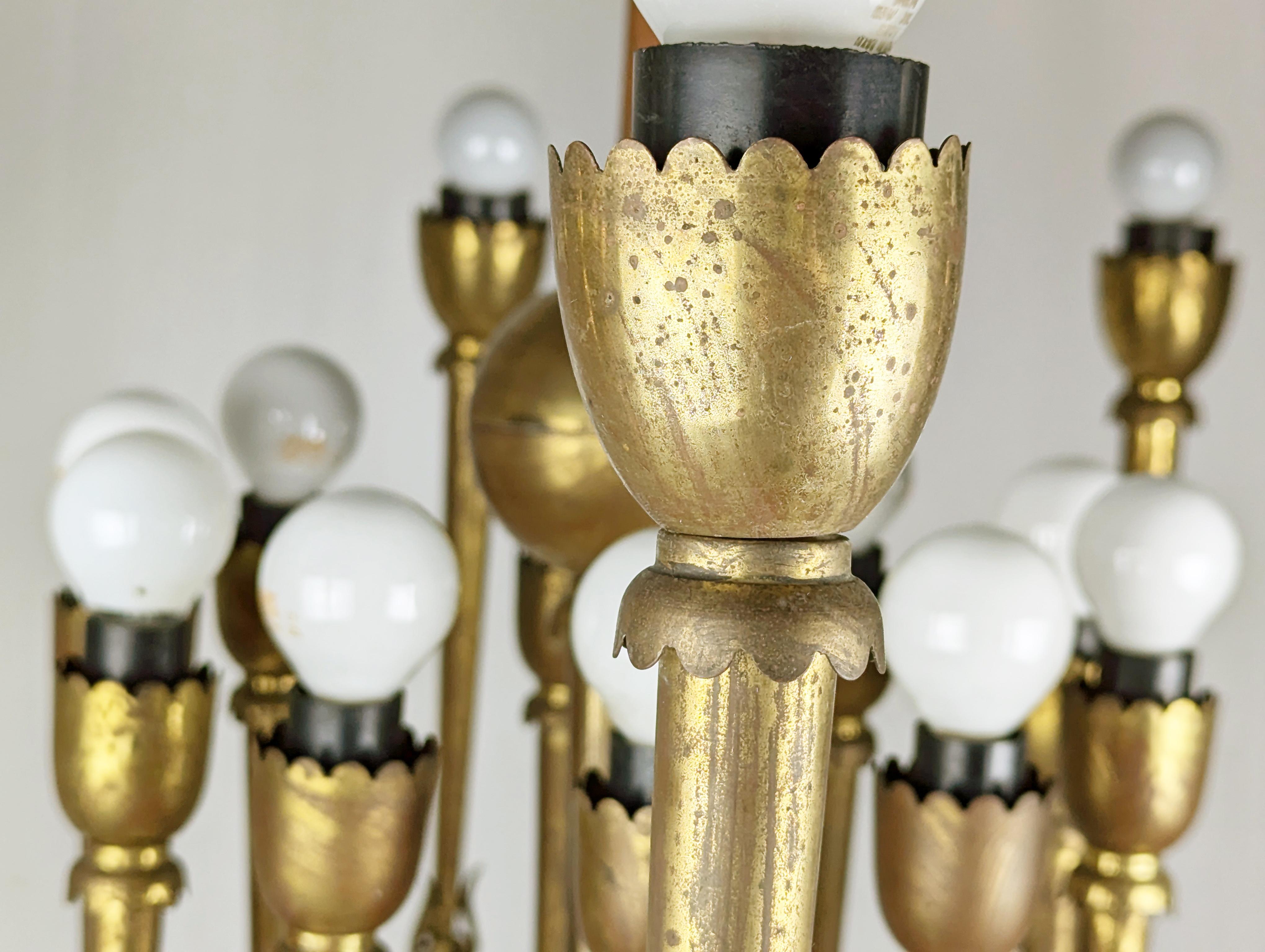 Ottone Grande lampadario italiano a 20 luci in ottone degli anni '40 in vendita