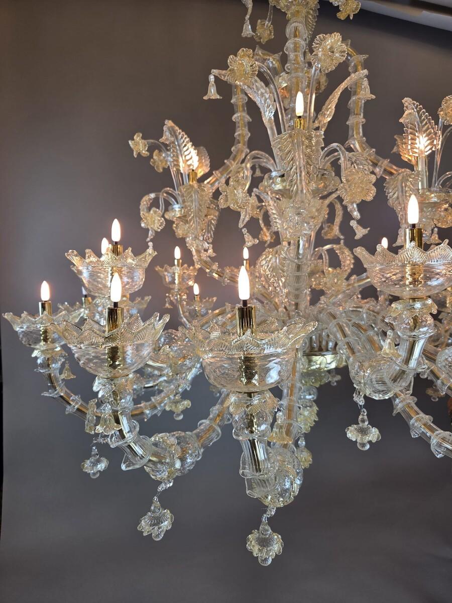 Italiano Grande lampadario a 20 luci in vetro di Murano, XX secolo in vendita