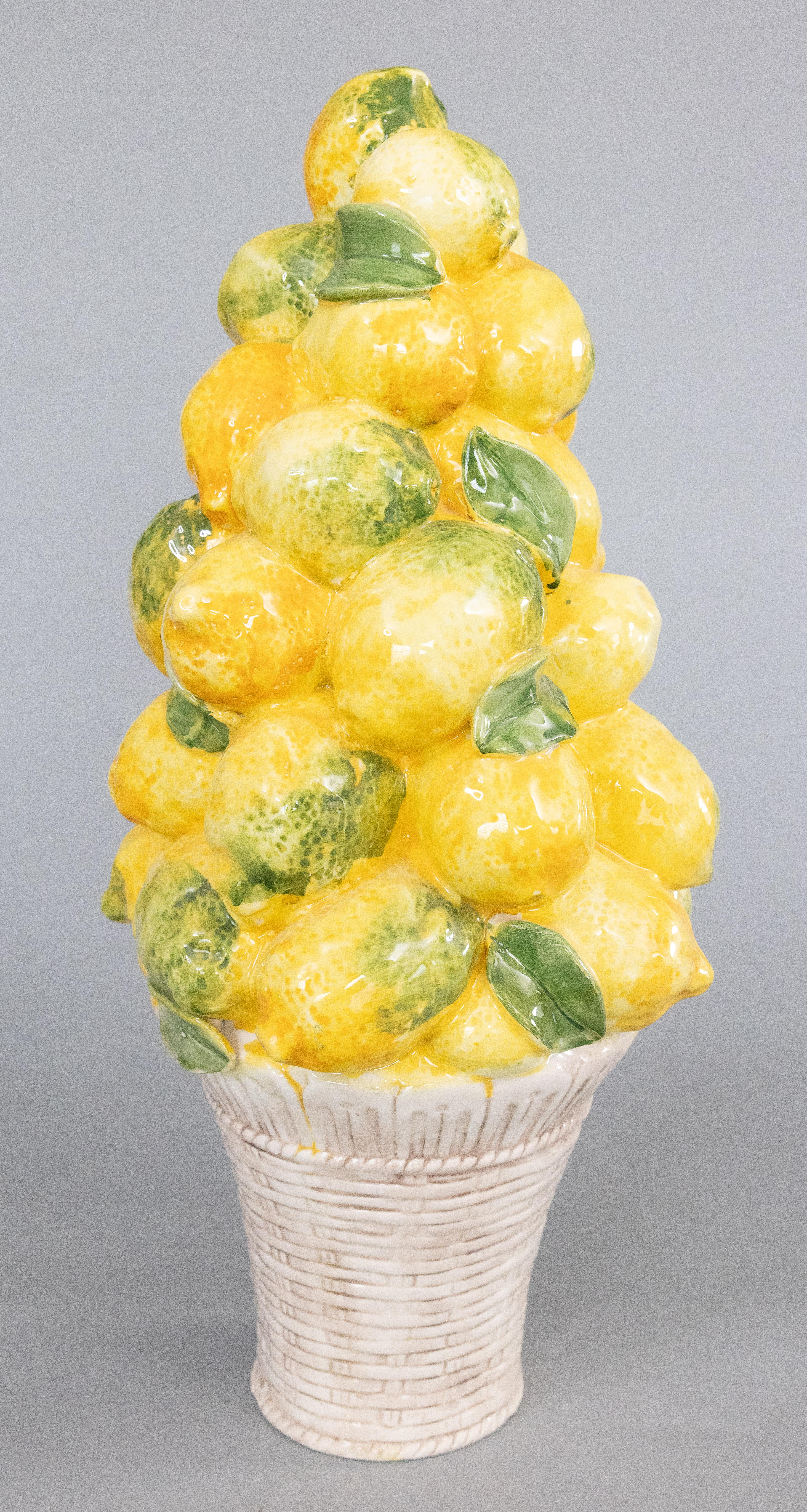 Precioso centro de mesa grande de mayólica italiana de mediados de siglo con una cesta de limones. Sin marca de fabricante. Refresca tu cocina o sala de desayunos con este encantador arreglo pintado a mano de limones acentuados por vibrantes hojas