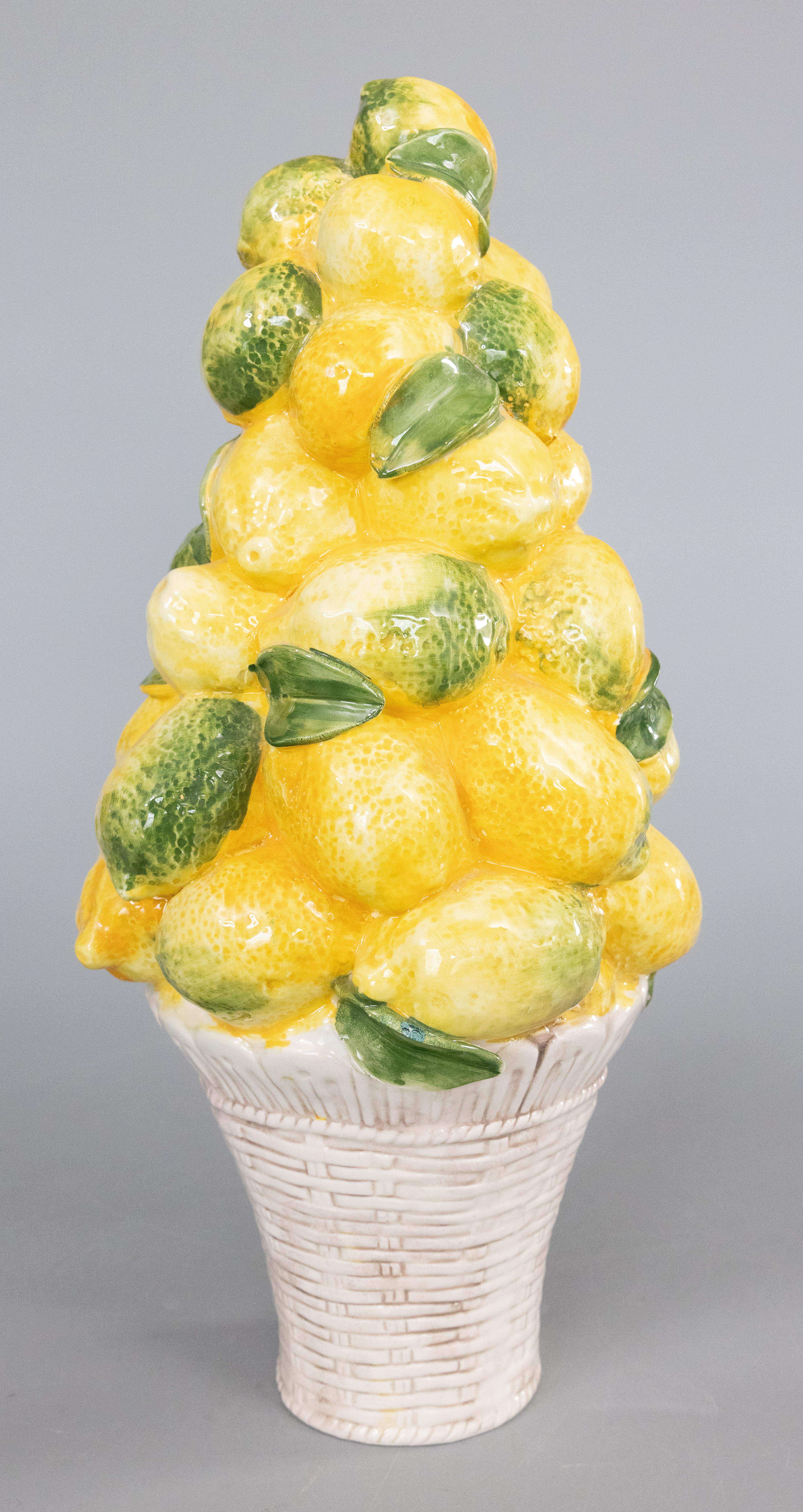 Centro de mesa grande de mayólica italiana de mediados del siglo XX de 20 pulgadas con limonero Italiano en venta