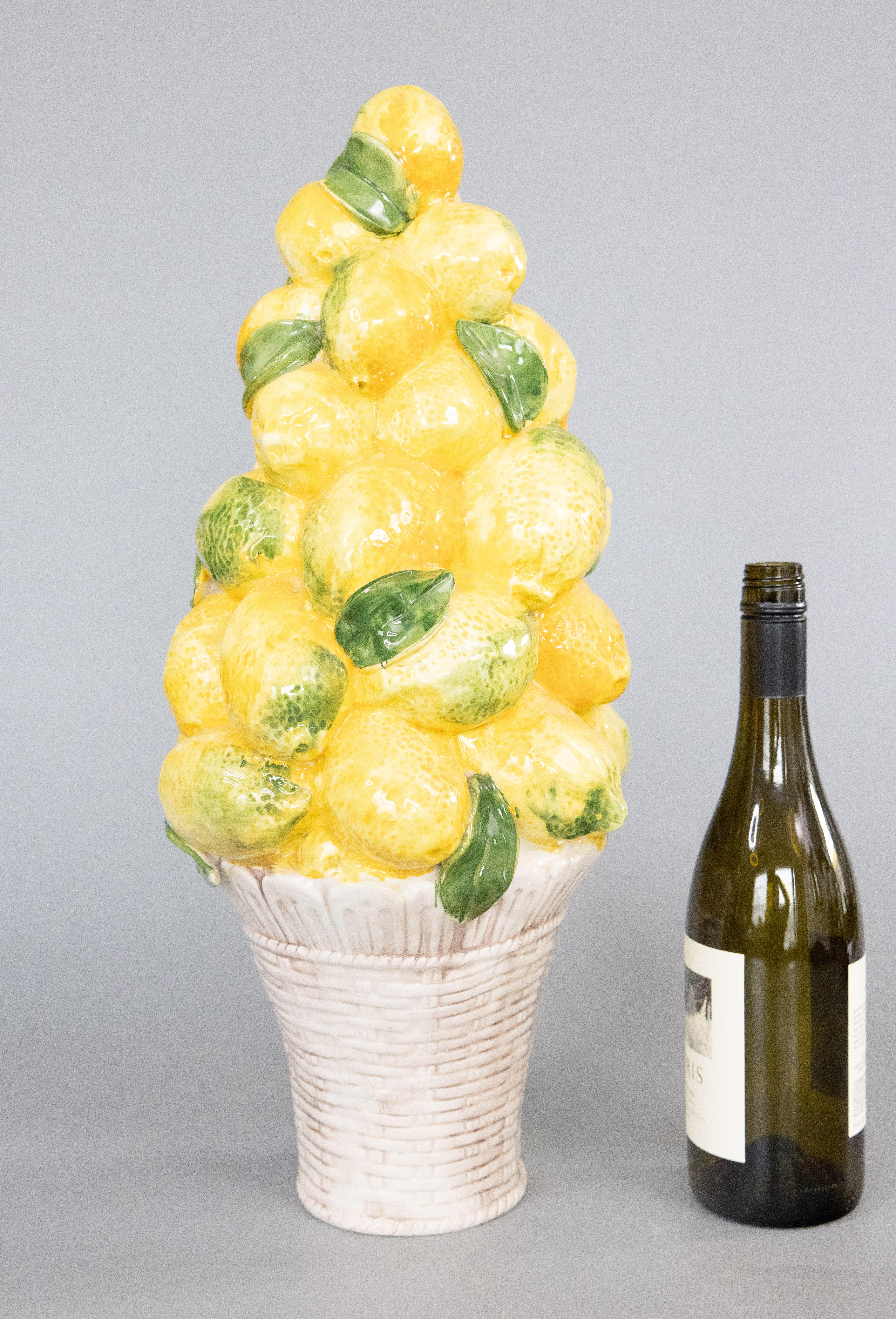 Centro de mesa grande de mayólica italiana de mediados del siglo XX de 20 pulgadas con limonero Pintado a mano en venta