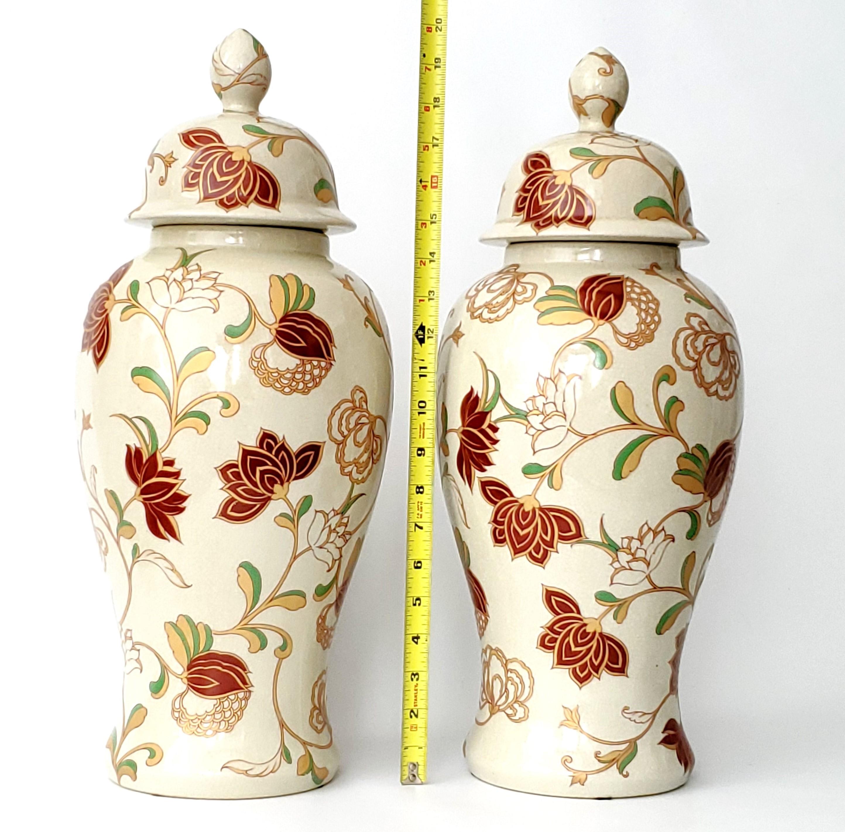 Coppia monumentale di vasi da tempio in porcellana cinese beige screpolata con fiori bordeaux e dettagli in oro metallizzato satinato, circa fine XX secolo. Questi vasi includono nuovi supporti in legno. I barattoli di zenzero vintage sono difficili