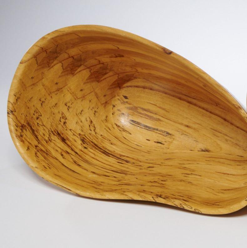 Amorphe Schale aus mehrlagigem Hickory, signiert von Peter Petrochko, 2002 (amerikanisch) im Angebot