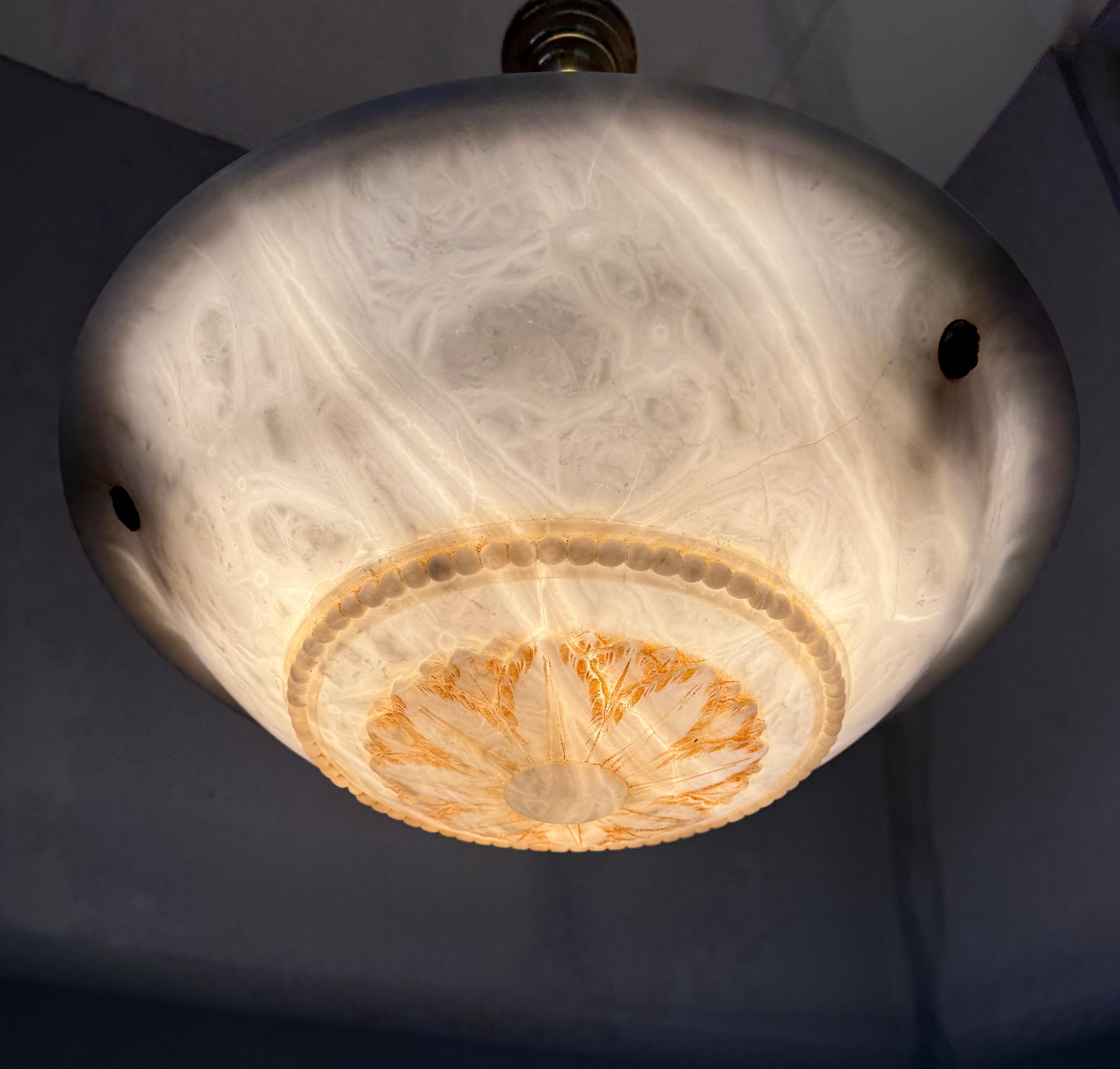 Design senza tempo e grande diametro 20,3Ø  Ciondolo in alabastro bianco antico, lampadario in vendita 8