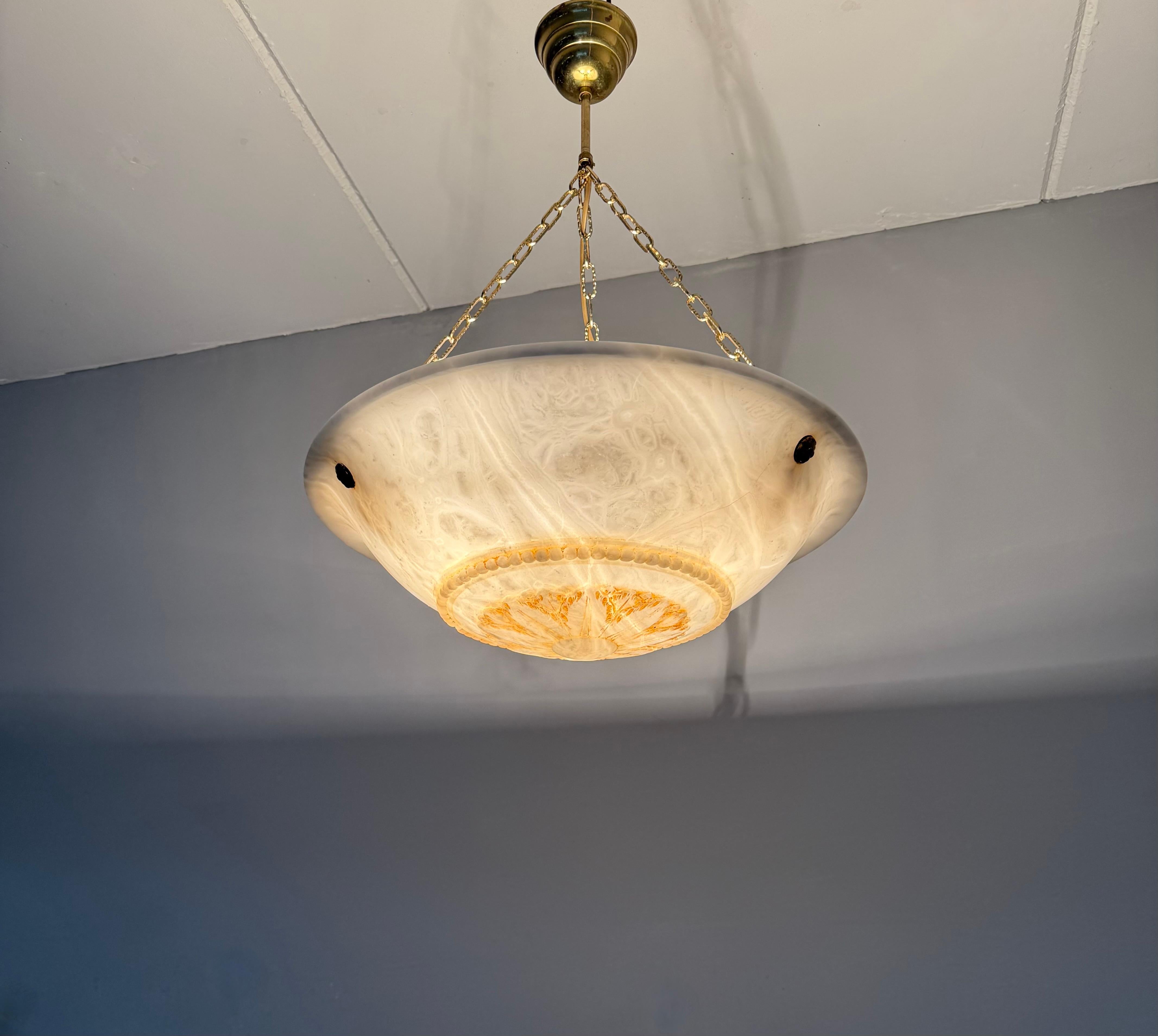 Design senza tempo e grande diametro 20,3Ø  Ciondolo in alabastro bianco antico, lampadario in vendita 9