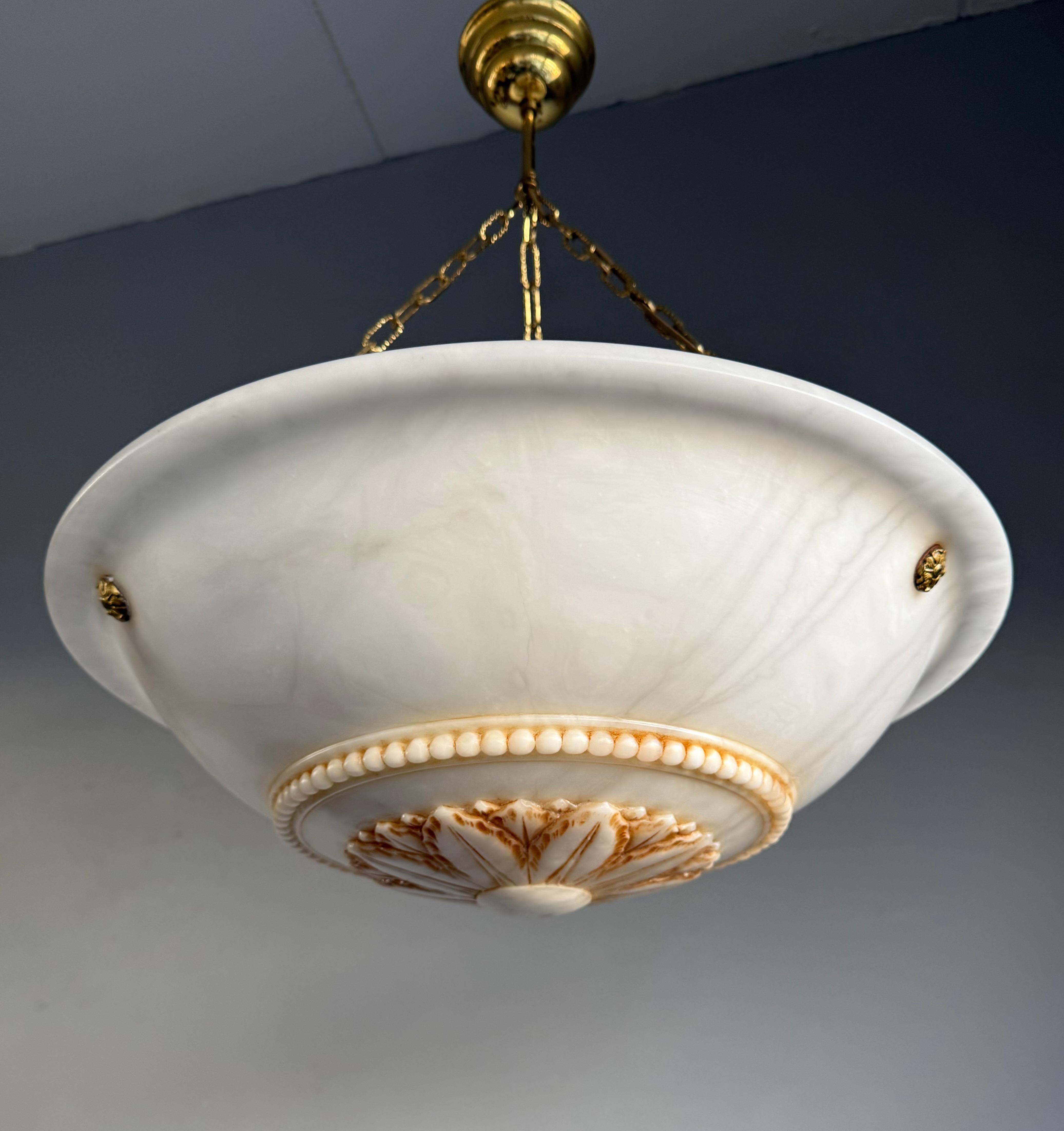Lampadario a tre luci in alabastro intagliato a mano di alta classe, di epoca Art Carved.

Grazie al suo design unico, alla bellezza estetica, alle grandi dimensioni e alle buone condizioni, questo lampadario antico in alabastro è destinato a