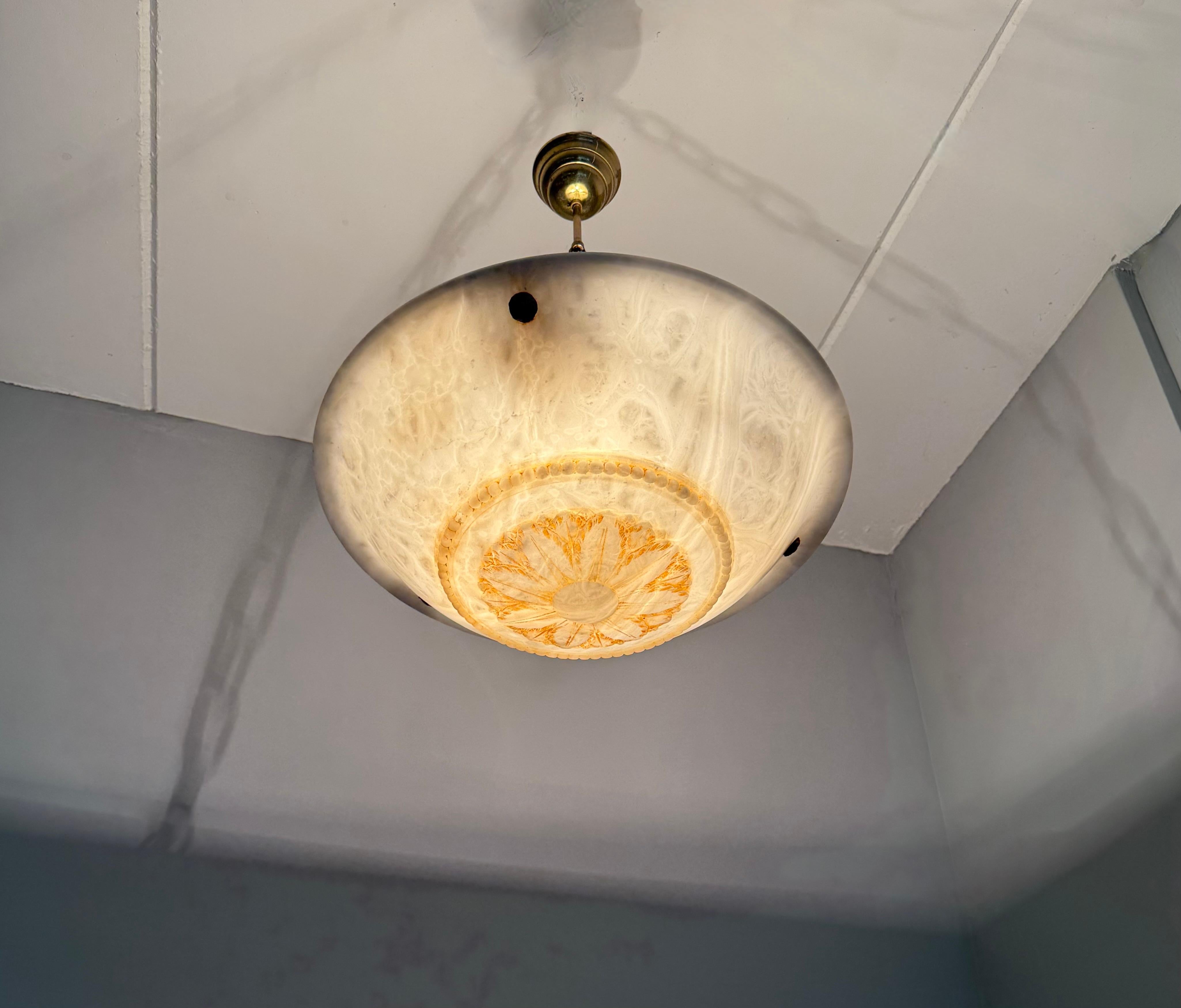 Design senza tempo e grande diametro 20,3Ø  Ciondolo in alabastro bianco antico, lampadario in vendita 12
