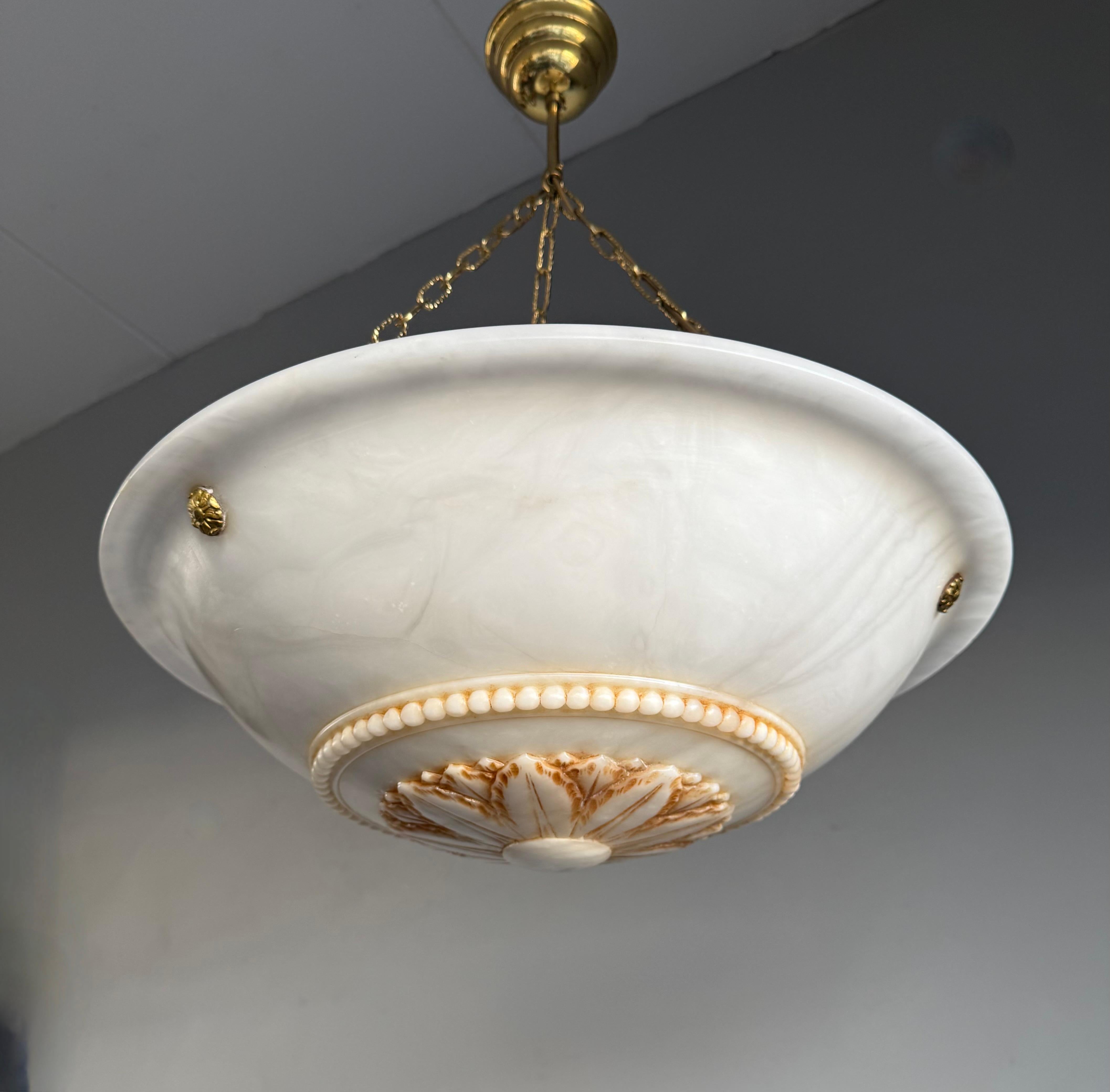 XX secolo Design senza tempo e grande diametro 20,3Ø  Ciondolo in alabastro bianco antico, lampadario in vendita