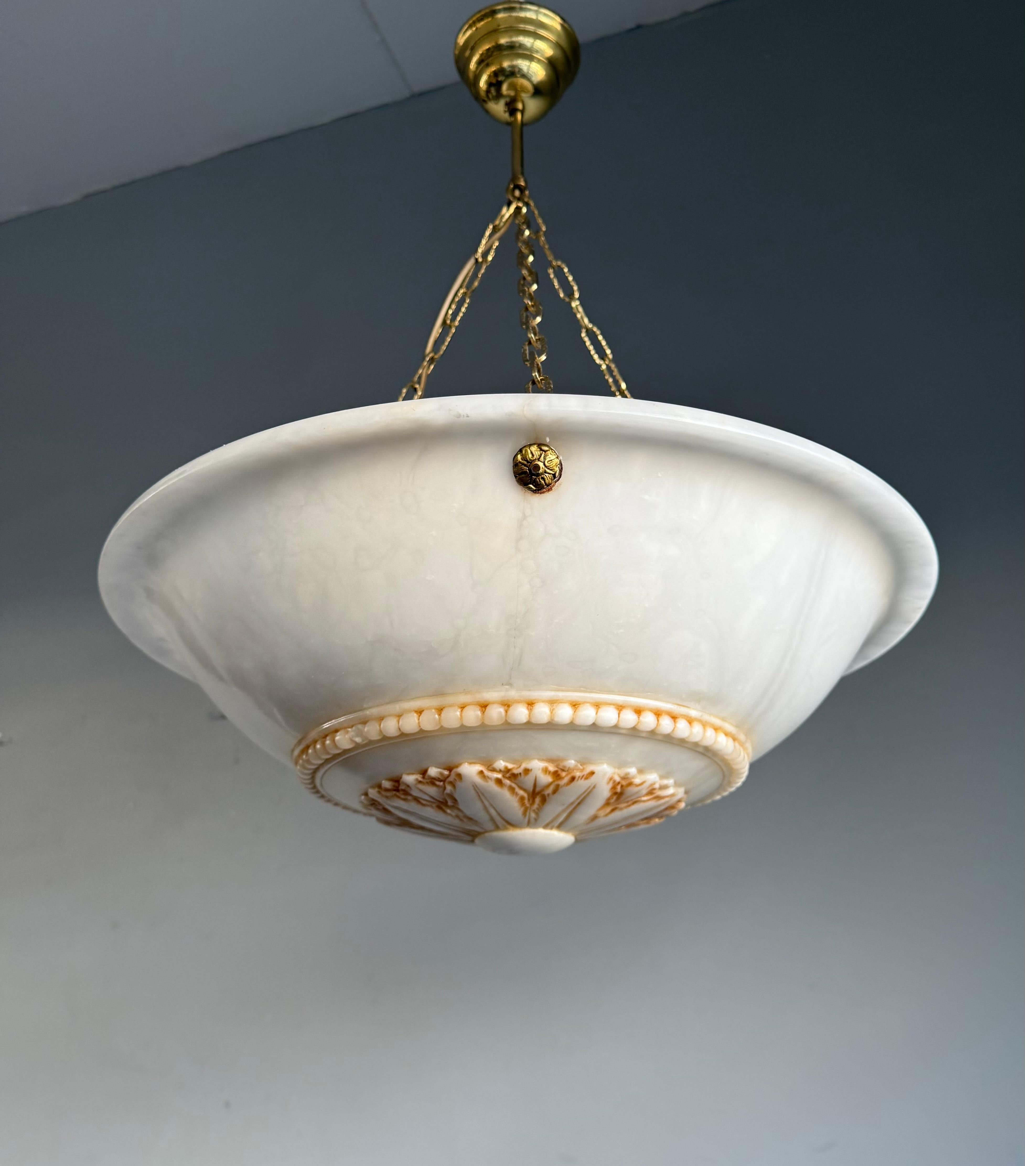 Ottone Design senza tempo e grande diametro 20,3Ø  Ciondolo in alabastro bianco antico, lampadario in vendita