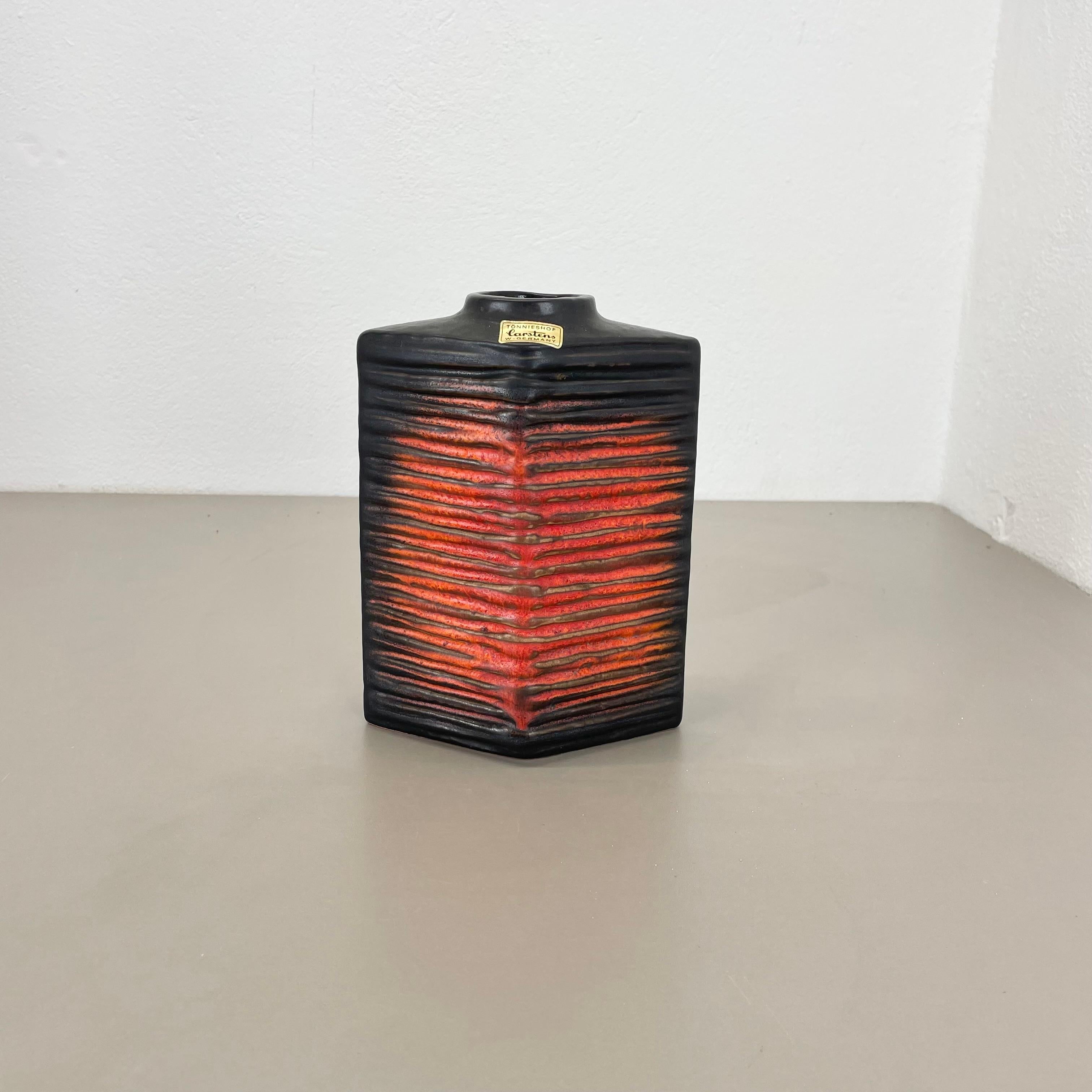 Artikel:

Vase aus Keramik.


Herkunft:

Deutschland.


Produzent:

Carstens Tönnieshof, Deutschland.


Jahrzehnt:

1970s.


Dieses originelle Vintage-Keramikobjekt wurde von Cartens Tönnieshof in den 1970er Jahren in Deutschland entworfen und